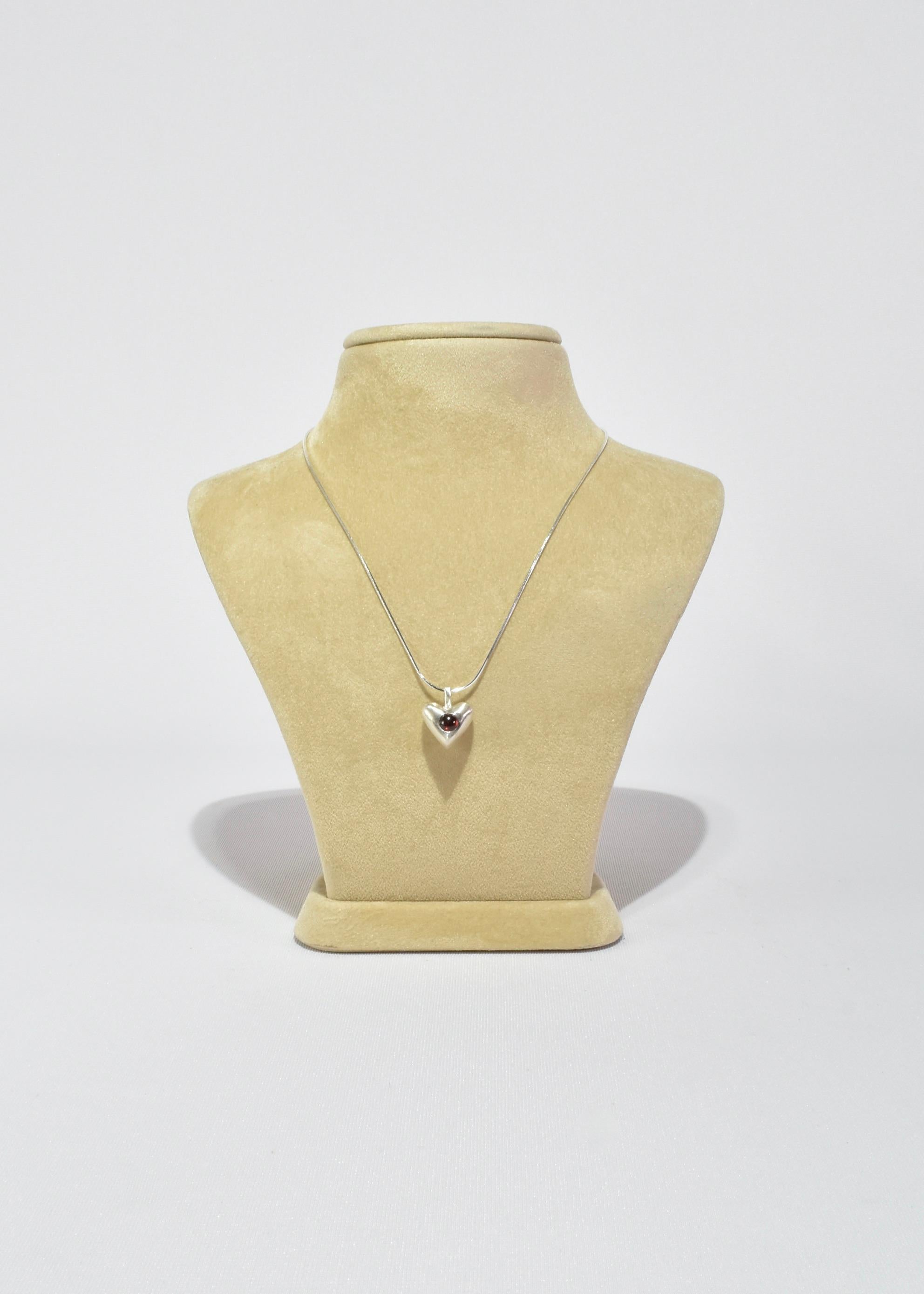 Collier avec pendentif en forme de cœur en grenat en vente 1
