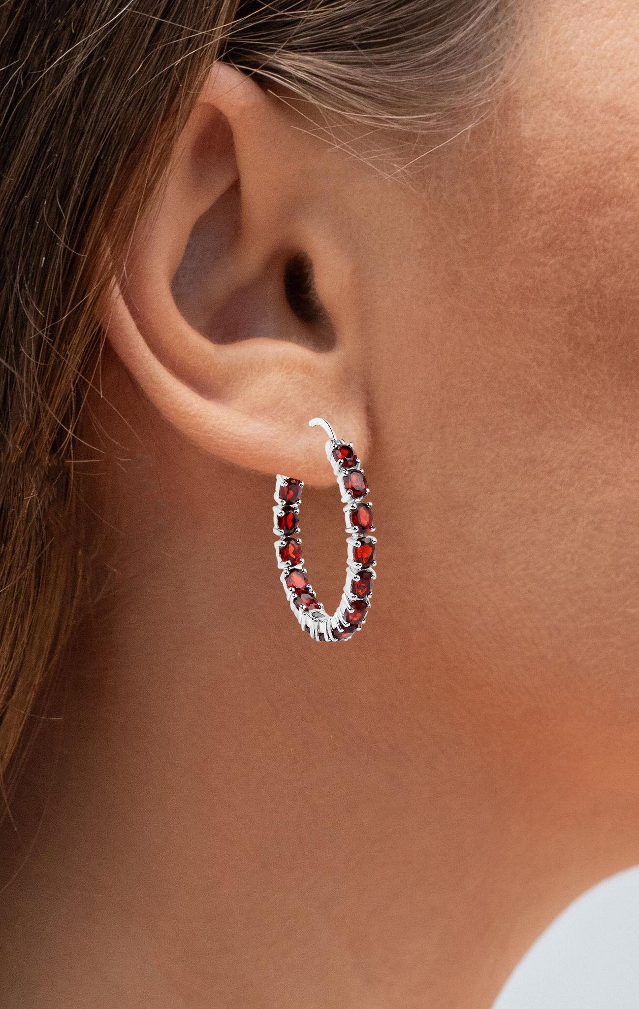 Taglio ovale Orecchini a cerchio con granato 6 carati in argento sterling in vendita