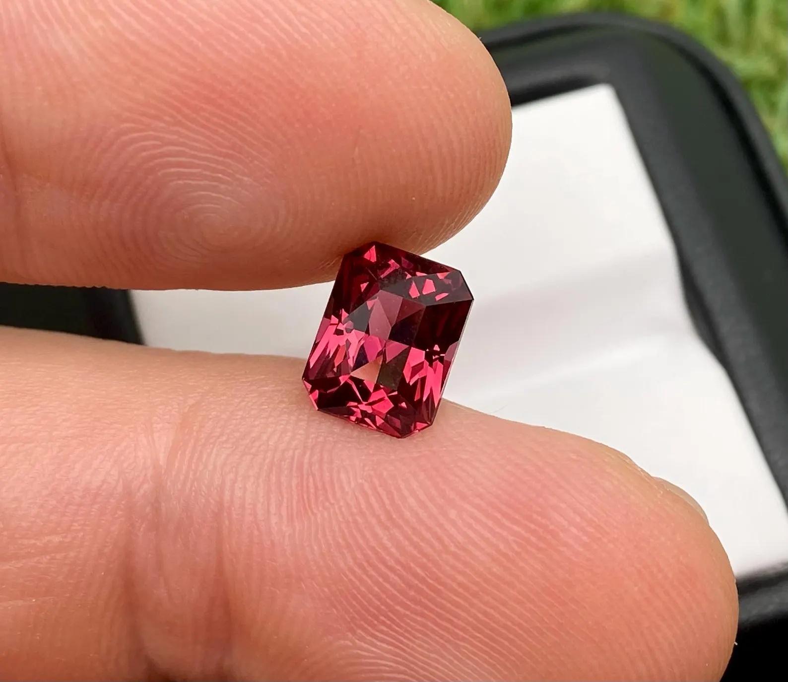 Garnet Malaya Natural Loose Gemstone 3.13 Ct. Octagon cut, Tanzania, certificate For Sale 1