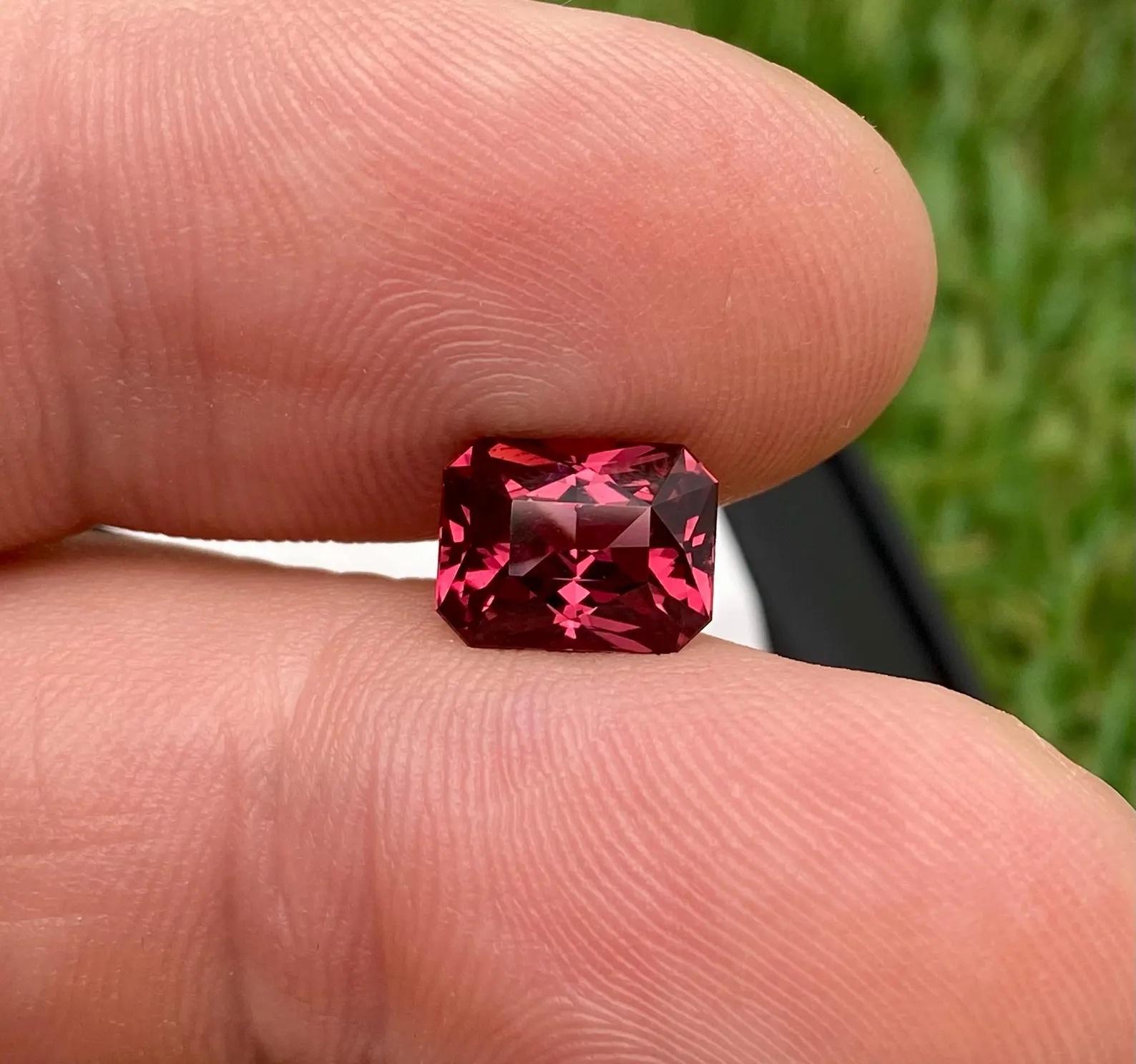 Garnet Malaya Natural Loose Gemstone 3.13 Ct. Octagon cut, Tanzania, certificate For Sale 3