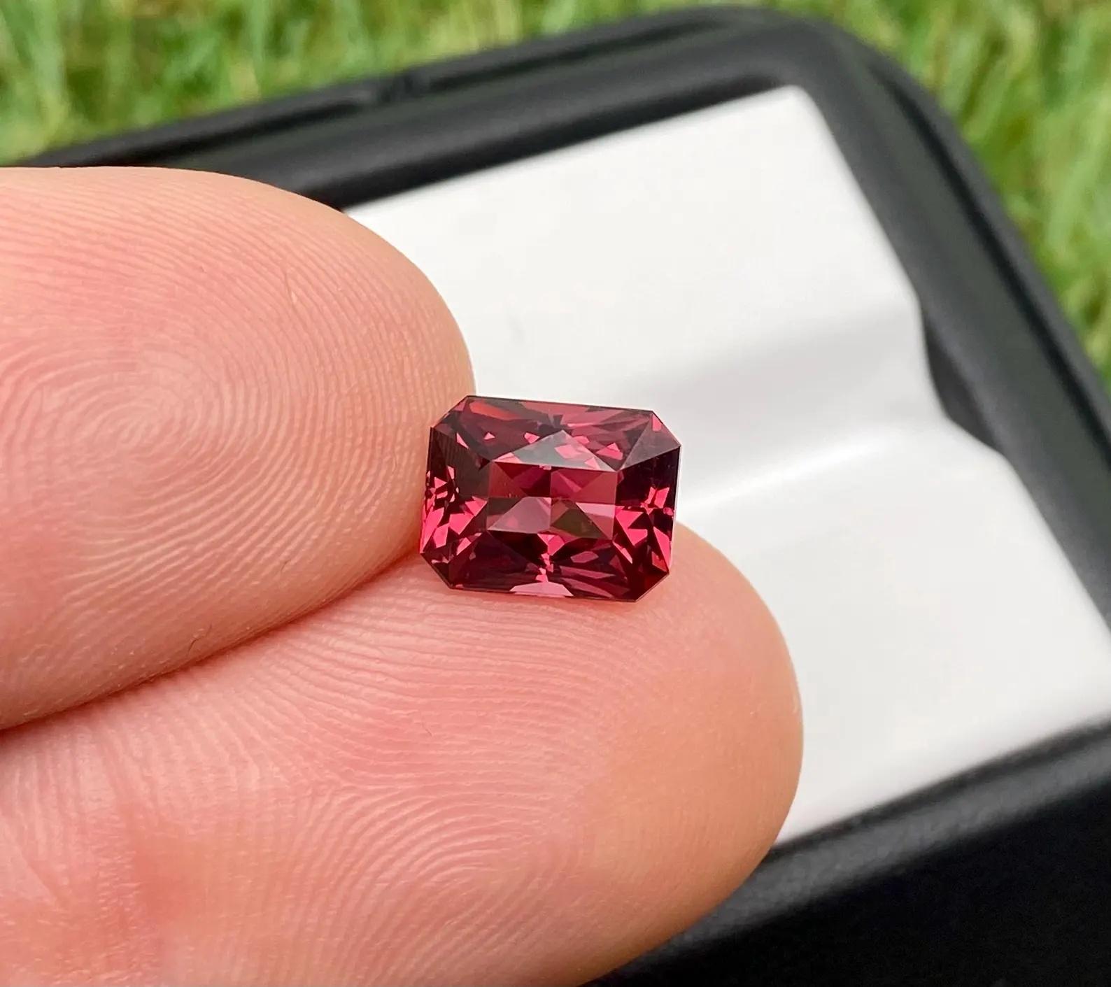 Garnet Malaya Natural Loose Gemstone 3.13 Ct. Octagon cut, Tanzania, certificate For Sale 4