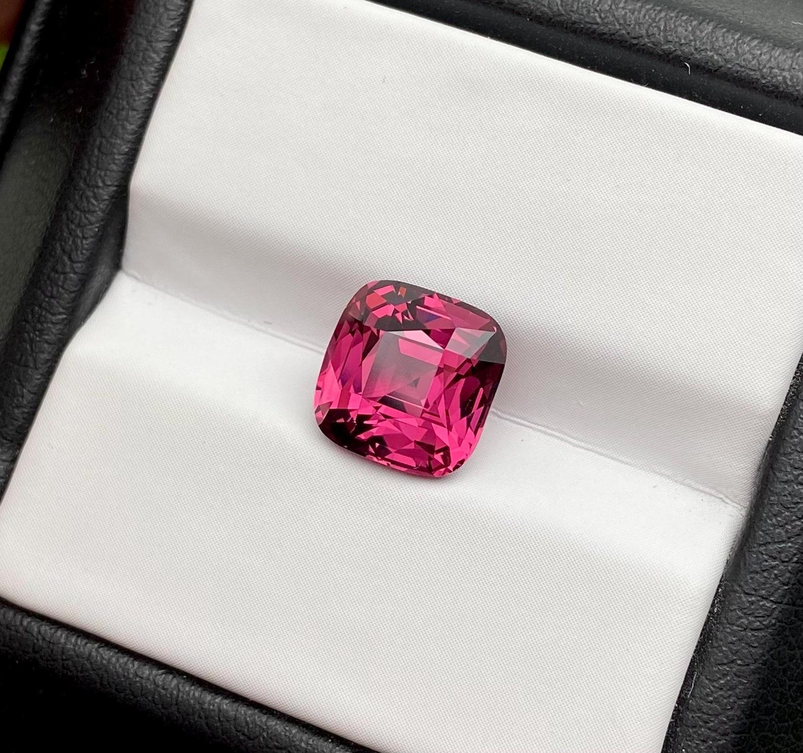 Garnet Malaya Natural Loose Gemstone 4.10 Ct. Cushion cut, Tanzania, certificate en Nuevo estado para la venta en Daugavpils, LV