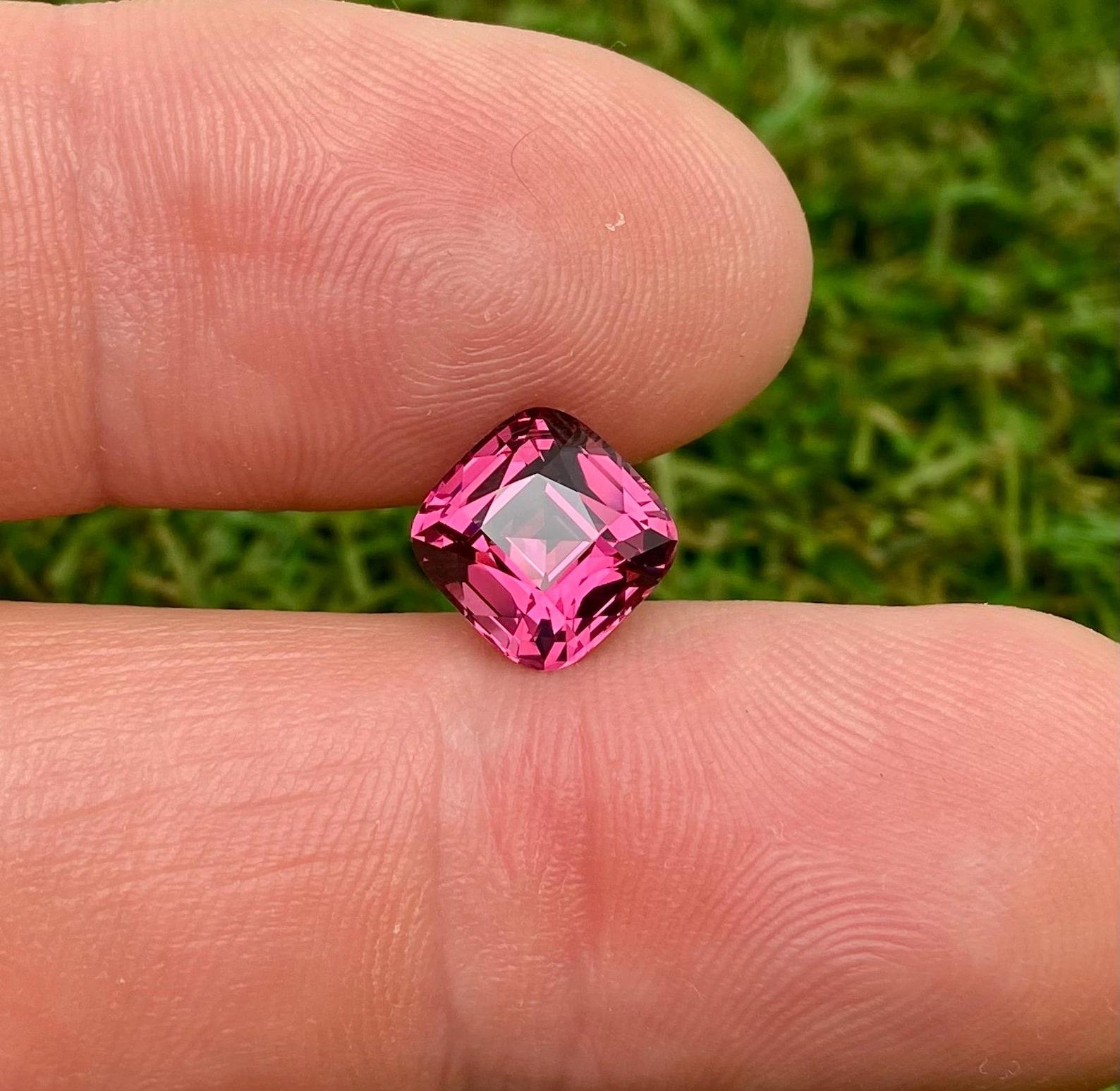 Femenino o masculino Garnet Malaya Natural Loose Gemstone 4.10 Ct. Cushion cut, Tanzania, certificate en venta