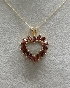 Herzanhänger mit Granat im Marquise-Schliff