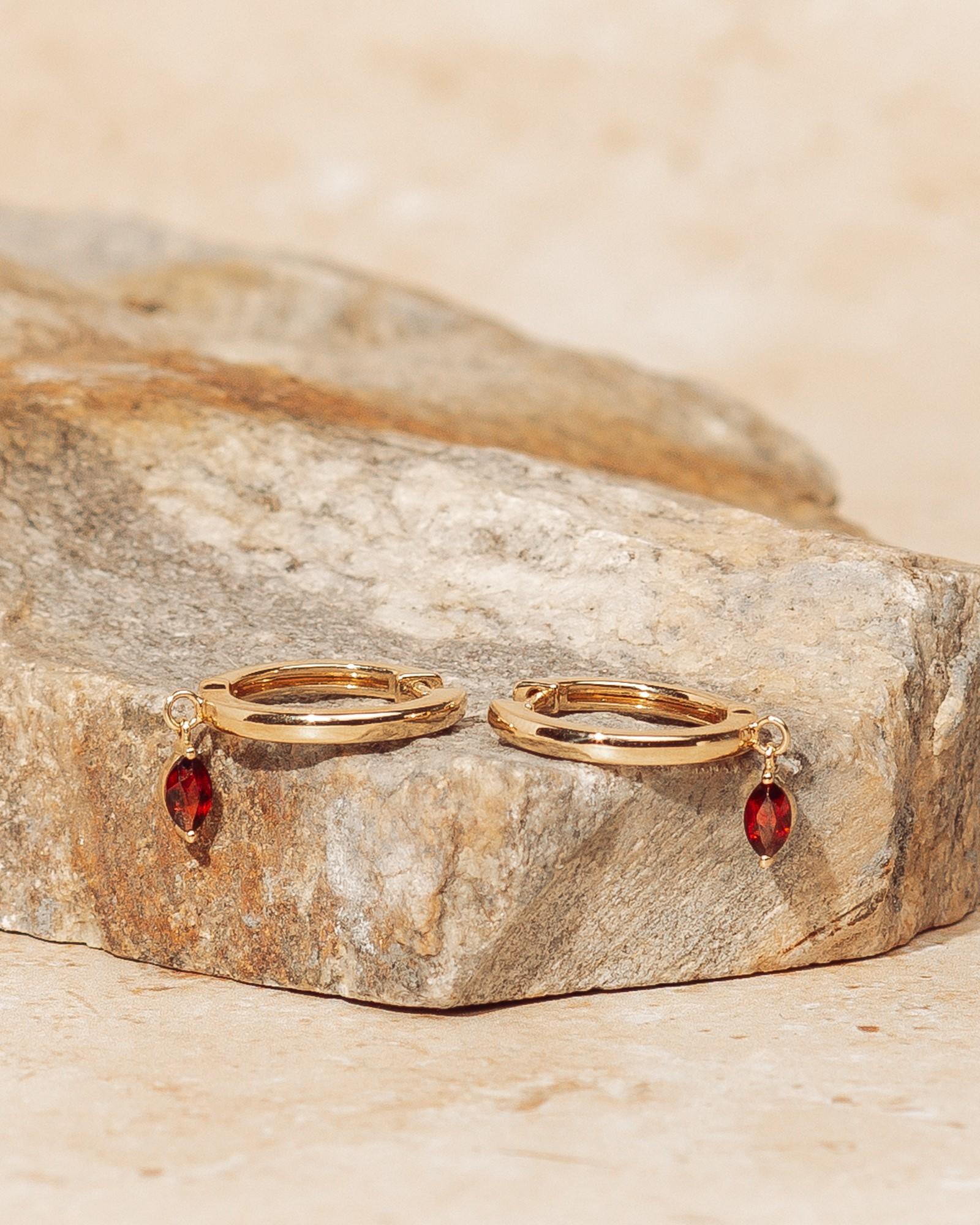 Orecchini a cerchio in oro 14k, classici e meravigliosi, con granati marquise pendenti.
2 granati rossi - 0,58 ctw
Diametro interno - 13 mm
Larghezza del cerchio - 2 mm
Questi orecchini sono straordinari se abbinati al ciondolo a forma di serpente