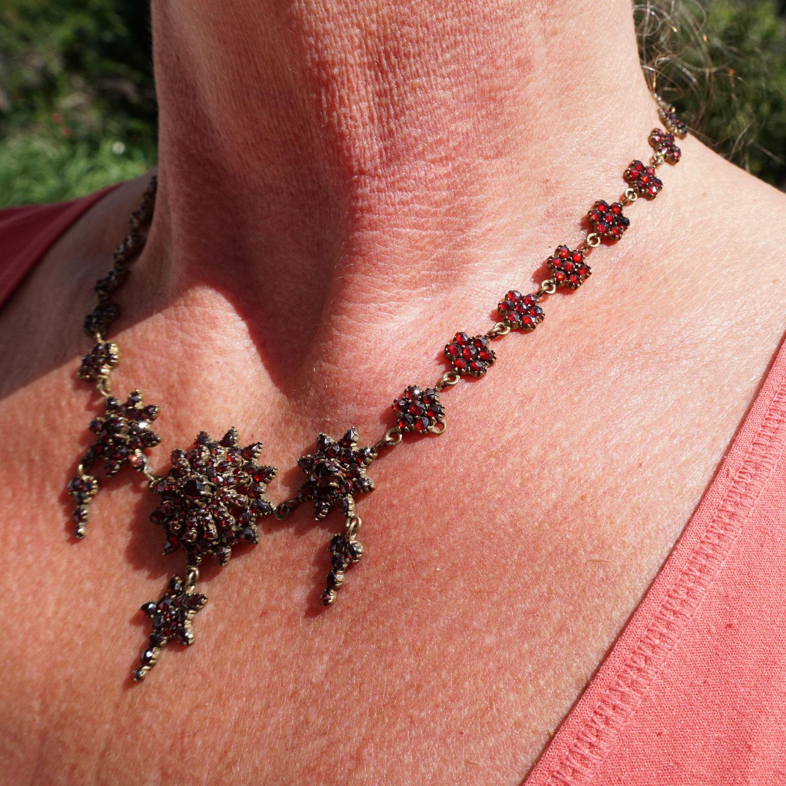 Garnet Necklace, circa 1800 In Good Condition In Berlin, DE