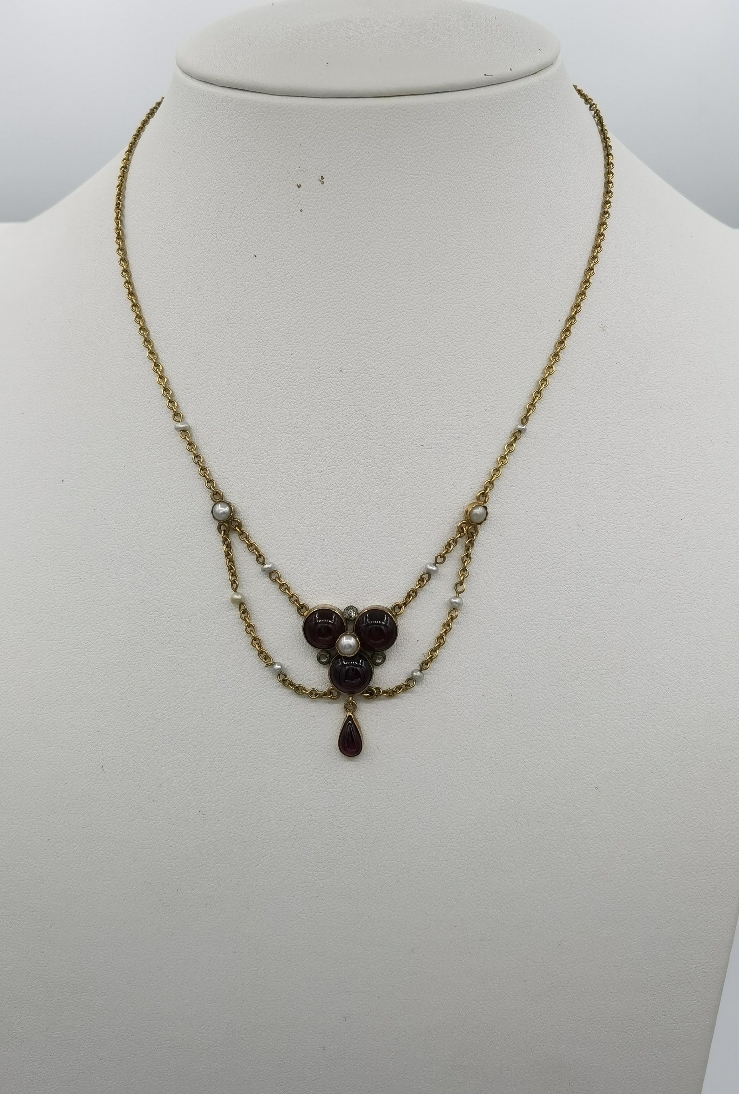 9 k Gelbgold
Granat-Cabouchonschnitt
Perlen
3 Diamanten
lang 41 cm im Wedel ca. 3 cm
Gewicht 7 Gramm
England um 1900