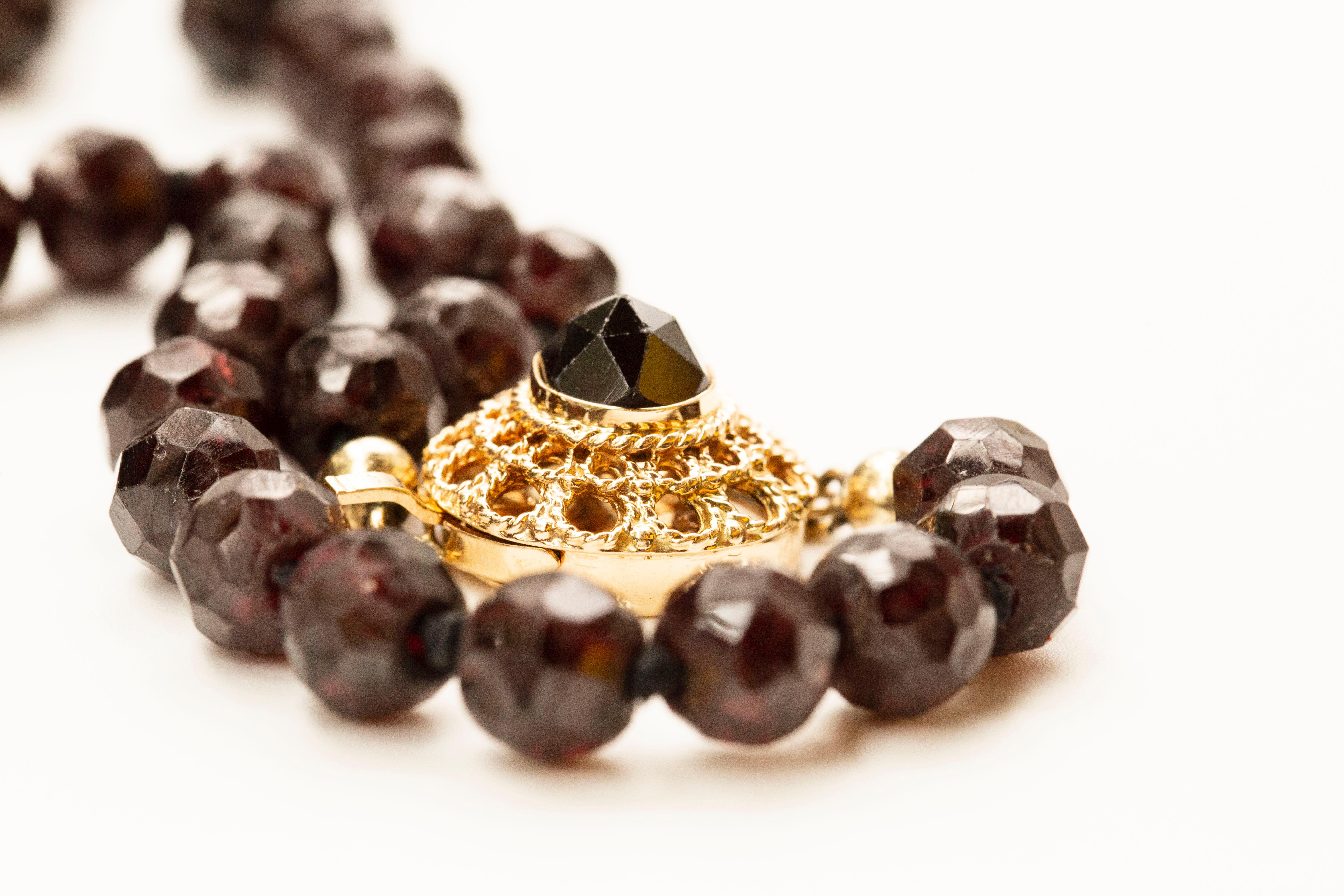 Collana con granato e chiusura in filigrana d'oro giallo 14K In condizioni buone in vendita a Arnhem, NL