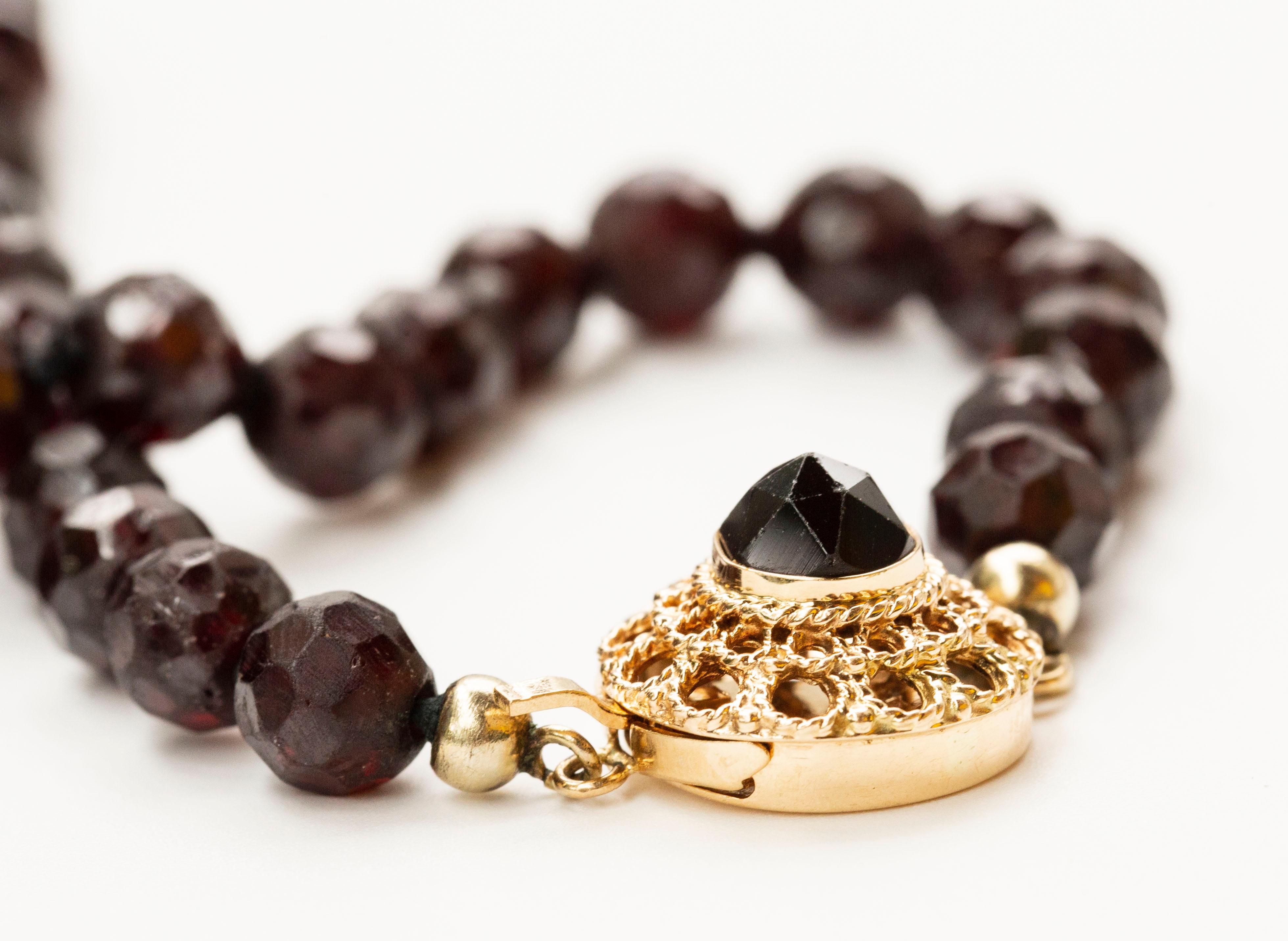da uomo o donna Collana con granato e chiusura in filigrana d'oro giallo 14K in vendita