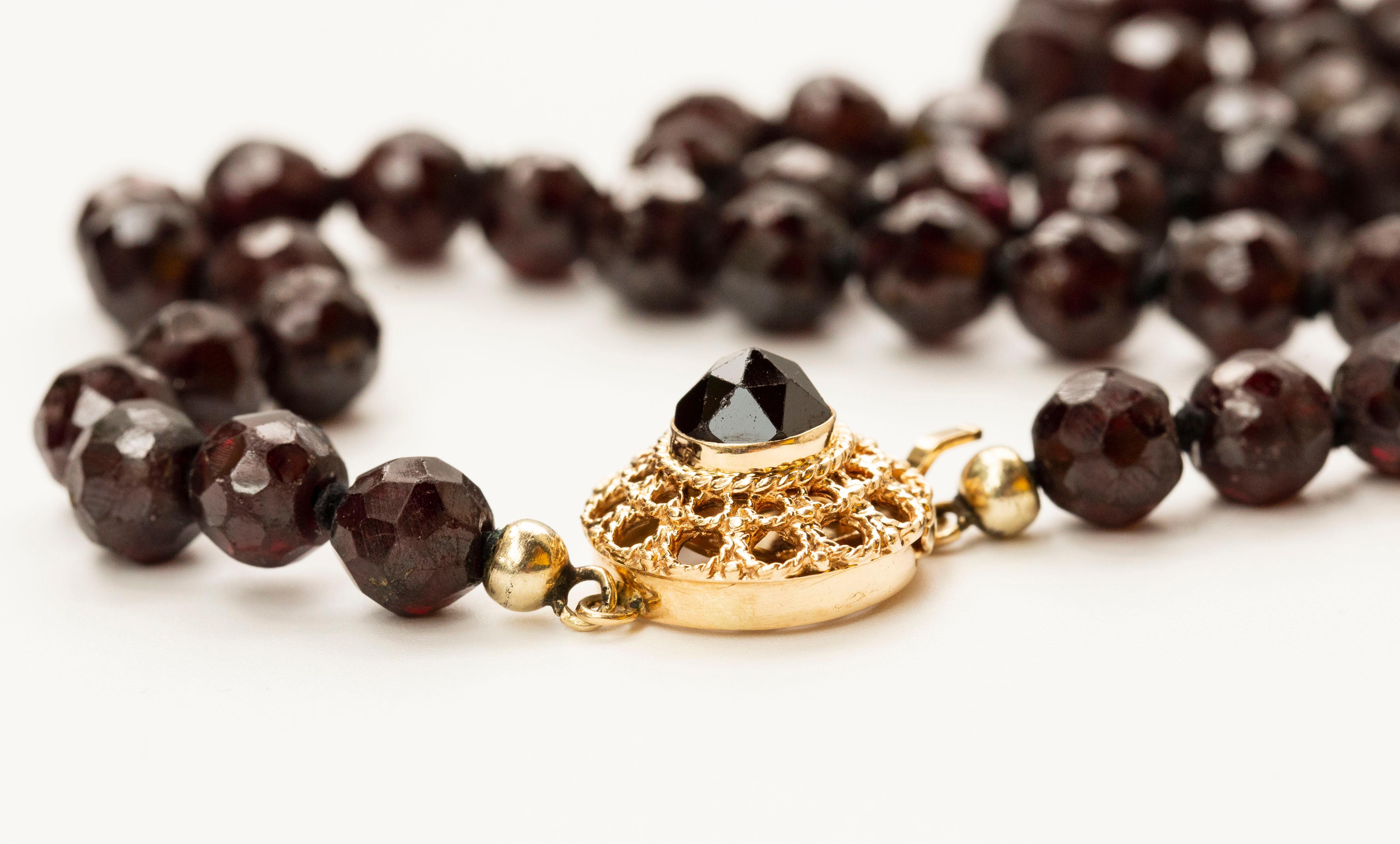 Collana con granato e chiusura in filigrana d'oro giallo 14K in vendita 1