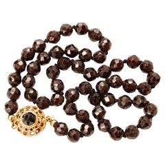 Granat-Halskette mit filigranem durchbrochenem Verschluss aus 14K Gelbgold