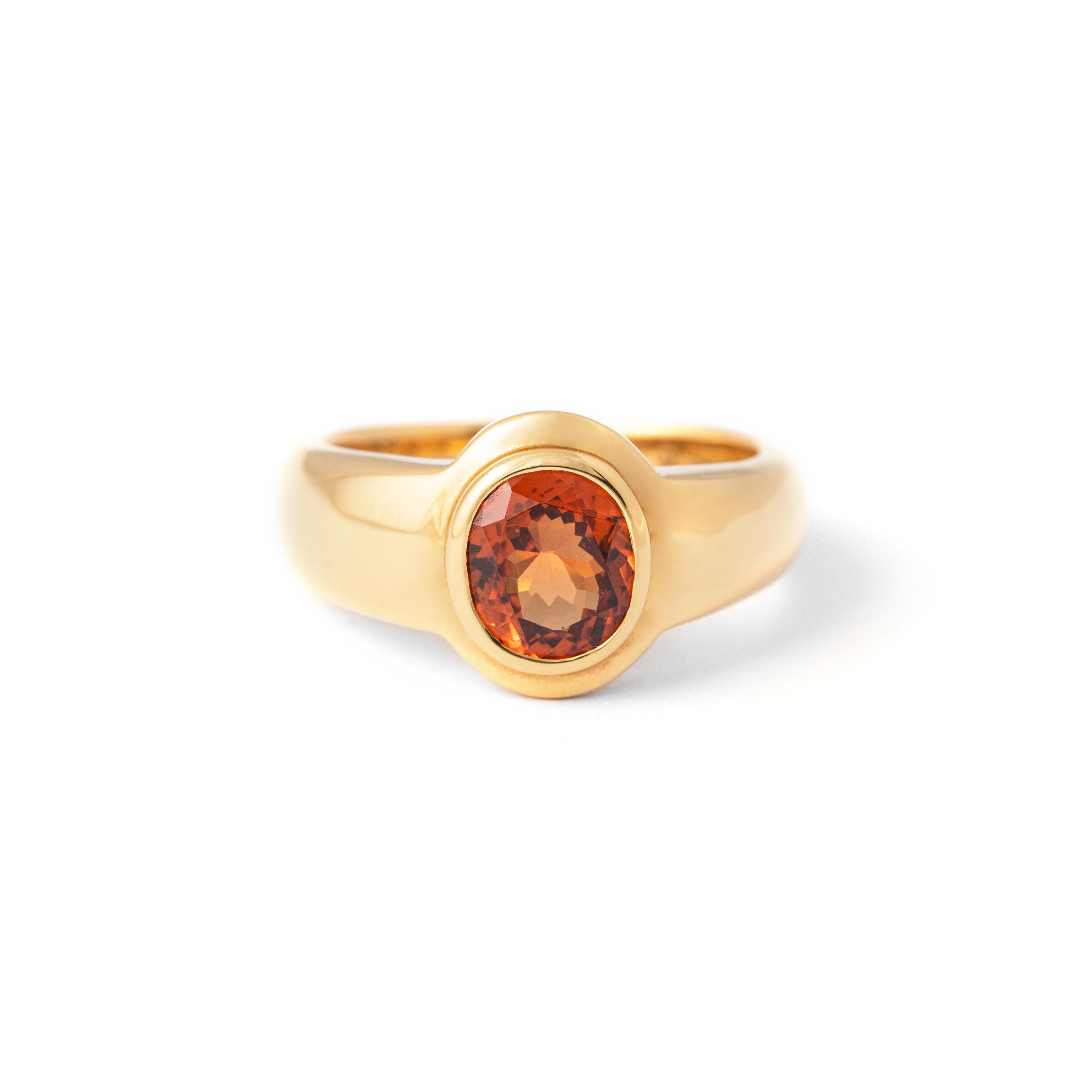 Garnet on Yellow Gold 18K Ring.
Centered by an oval cut Garnet of 1.69 carat.

Size: 6.5
Total gross weight: 8.74 grams
