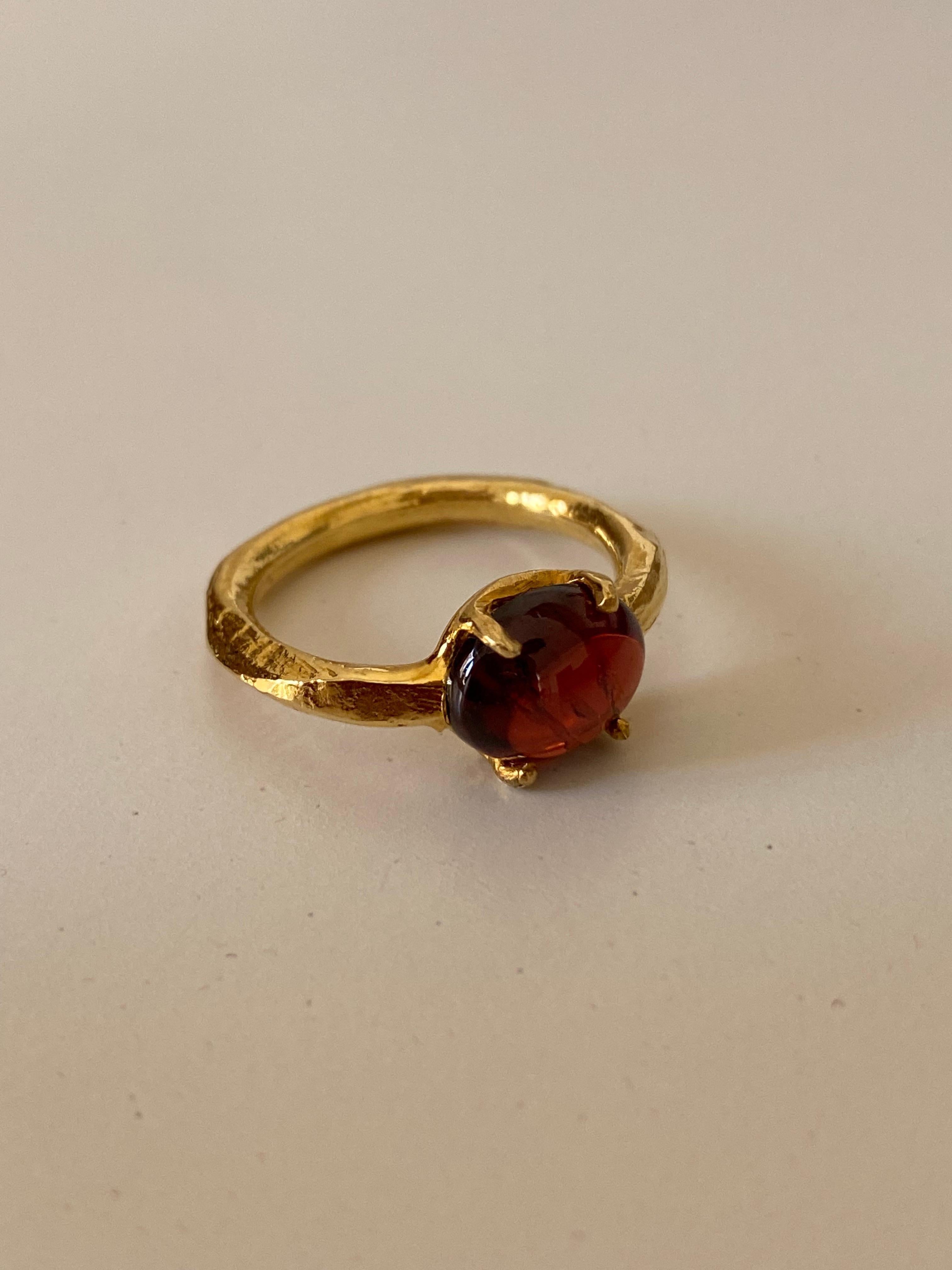 Garnet Oval Cut Unisex 18K Yellow Gold Organic Shank Shape Ring For Sale 4
