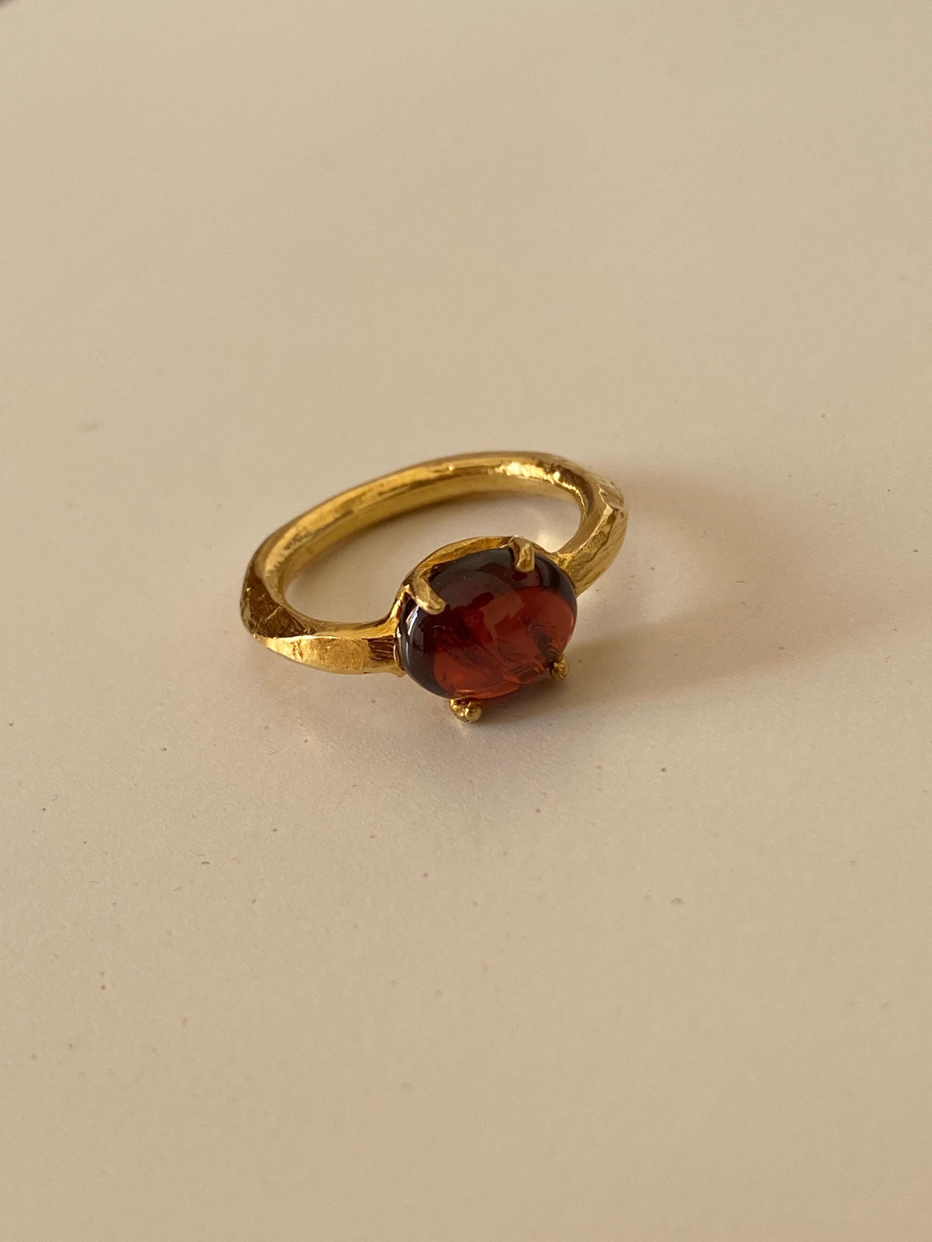 Garnet Oval Cut Unisex 18K Yellow Gold Organic Shank Shape Ring In New Condition For Sale In Rome, IT