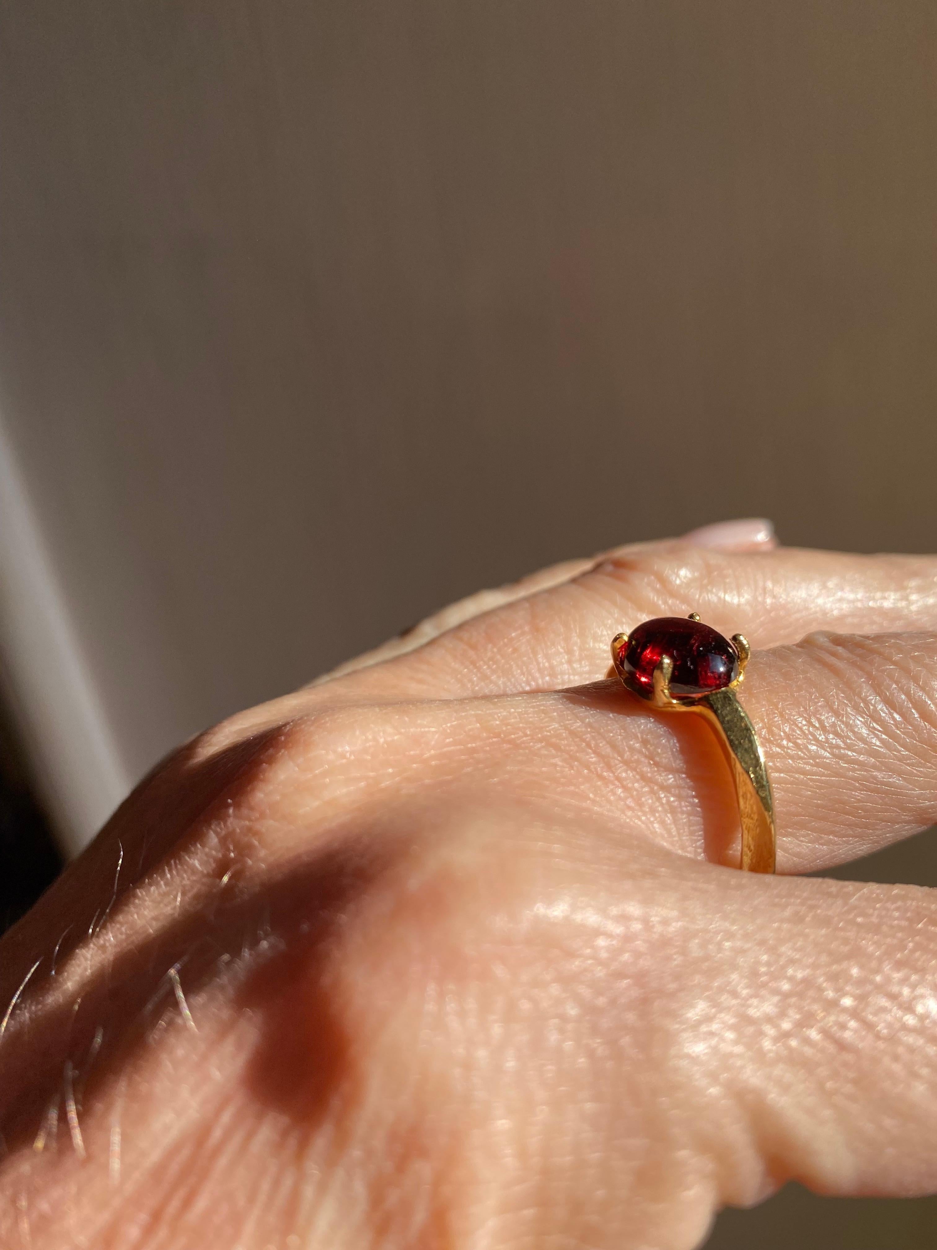 Garnet Oval Cut Unisex 18K Yellow Gold Organic Shank Shape Ring In New Condition For Sale In Rome, IT