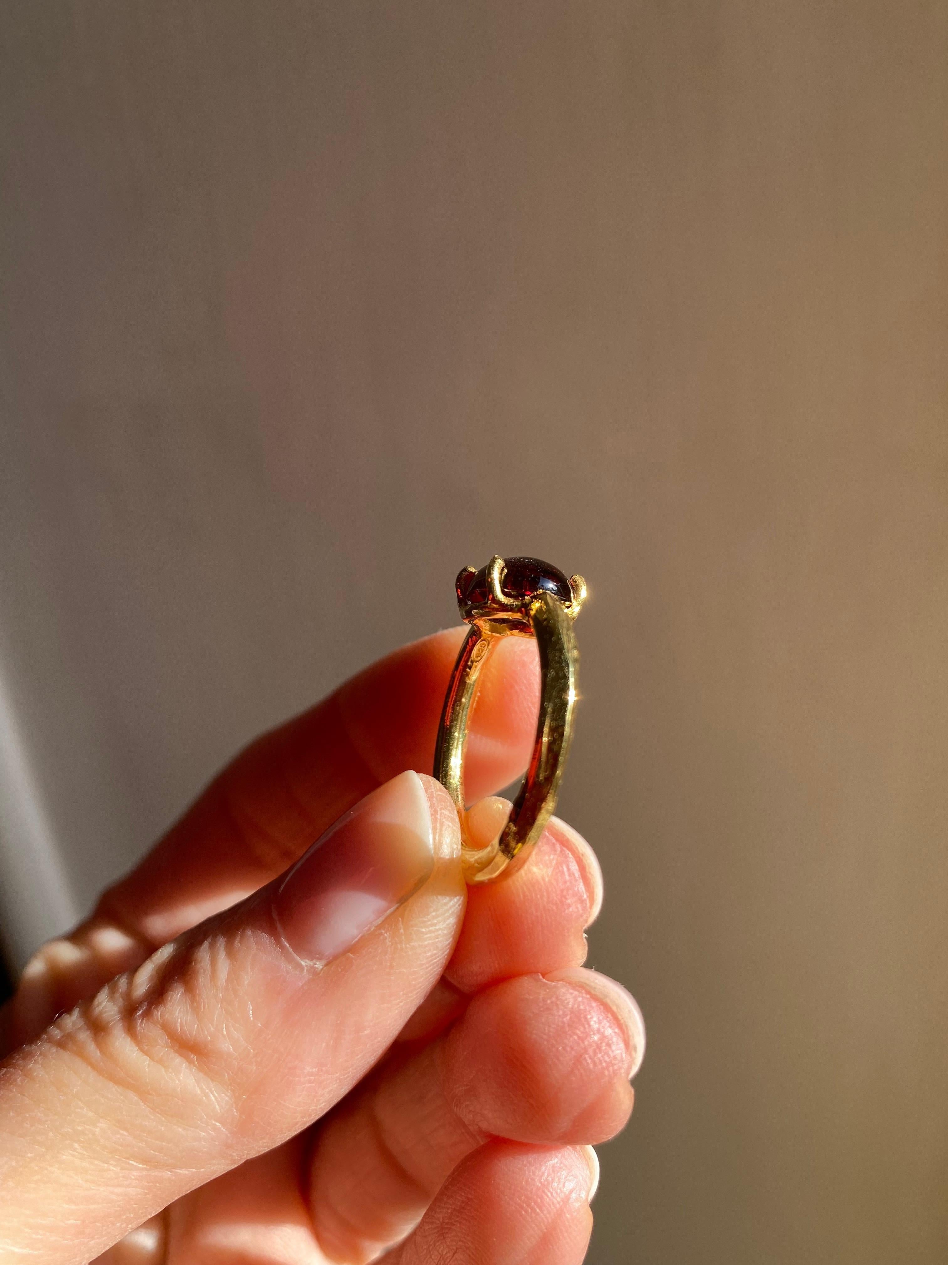 Garnet Oval Cut Unisex 18K Yellow Gold Organic Shank Shape Ring For Sale 2