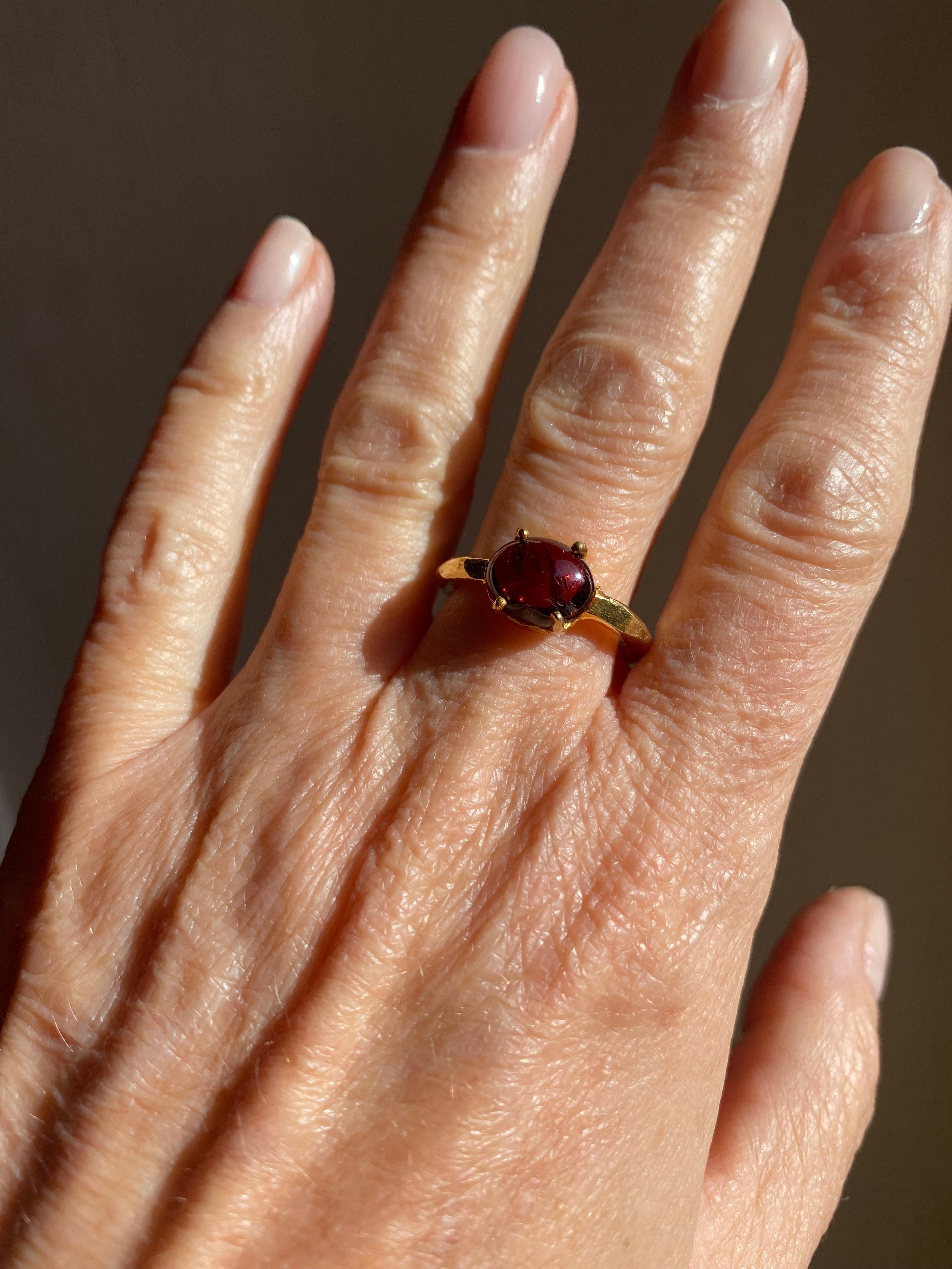 Garnet Oval Cut Unisex 18K Yellow Gold Organic Shank Shape Ring For Sale 3