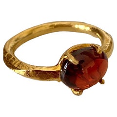 Garnet Ovalschliff Unisex 18K Gelbgold Organischer Schaft Ring in Form eines Schafts