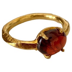 Anello con gambo organico in oro giallo 18 carati unisex con taglio ovale di granato