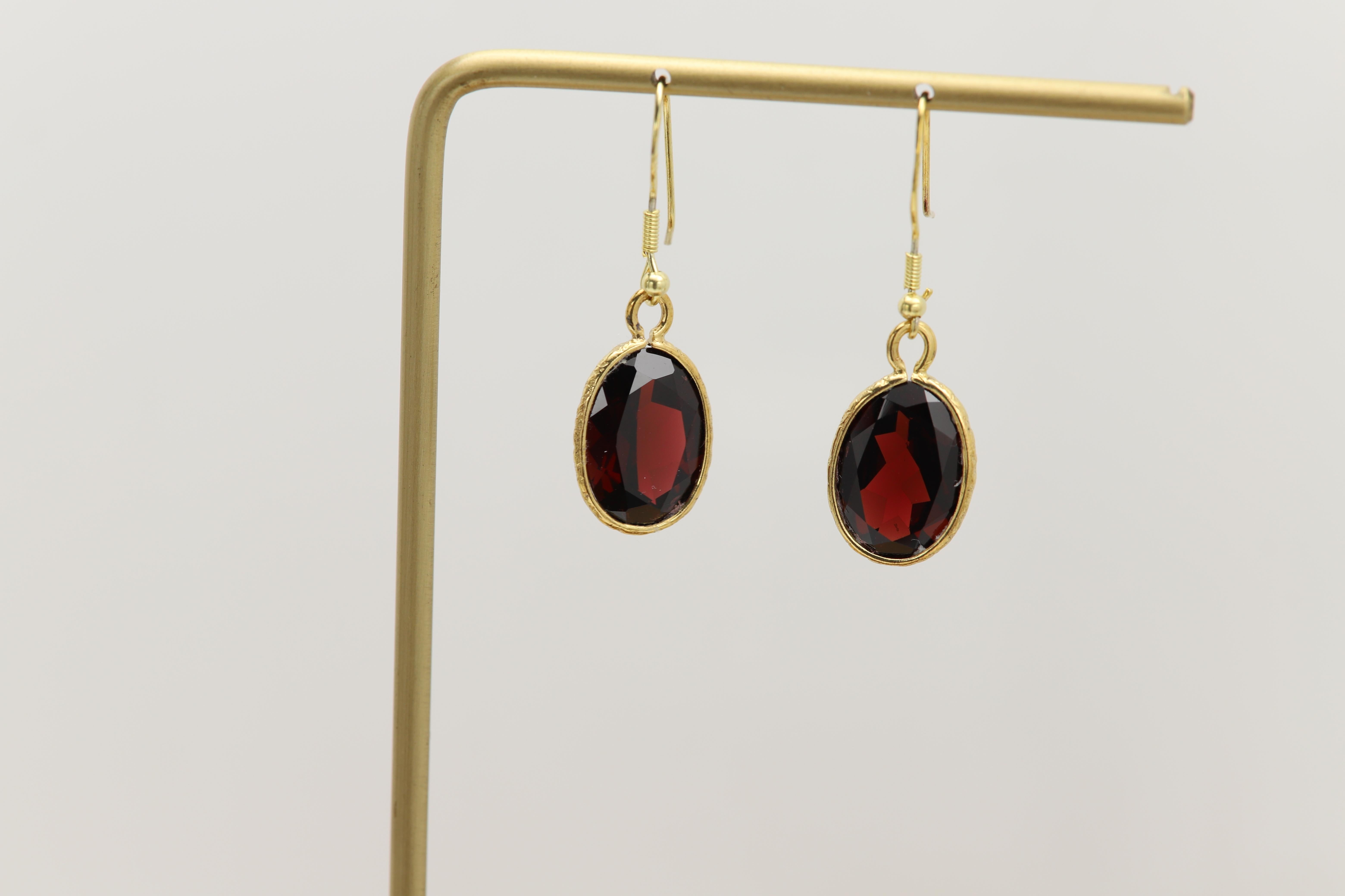 Orecchini con granato marrone intenso. Un paio di orecchini a goccia luminosi e solari per la tua collezione! Qui, un granato dal taglio ovale da 12,48 ct. t.w. lavorato a mano in Vermeil.
questi orecchini sono bellissimi! Con una classica montatura