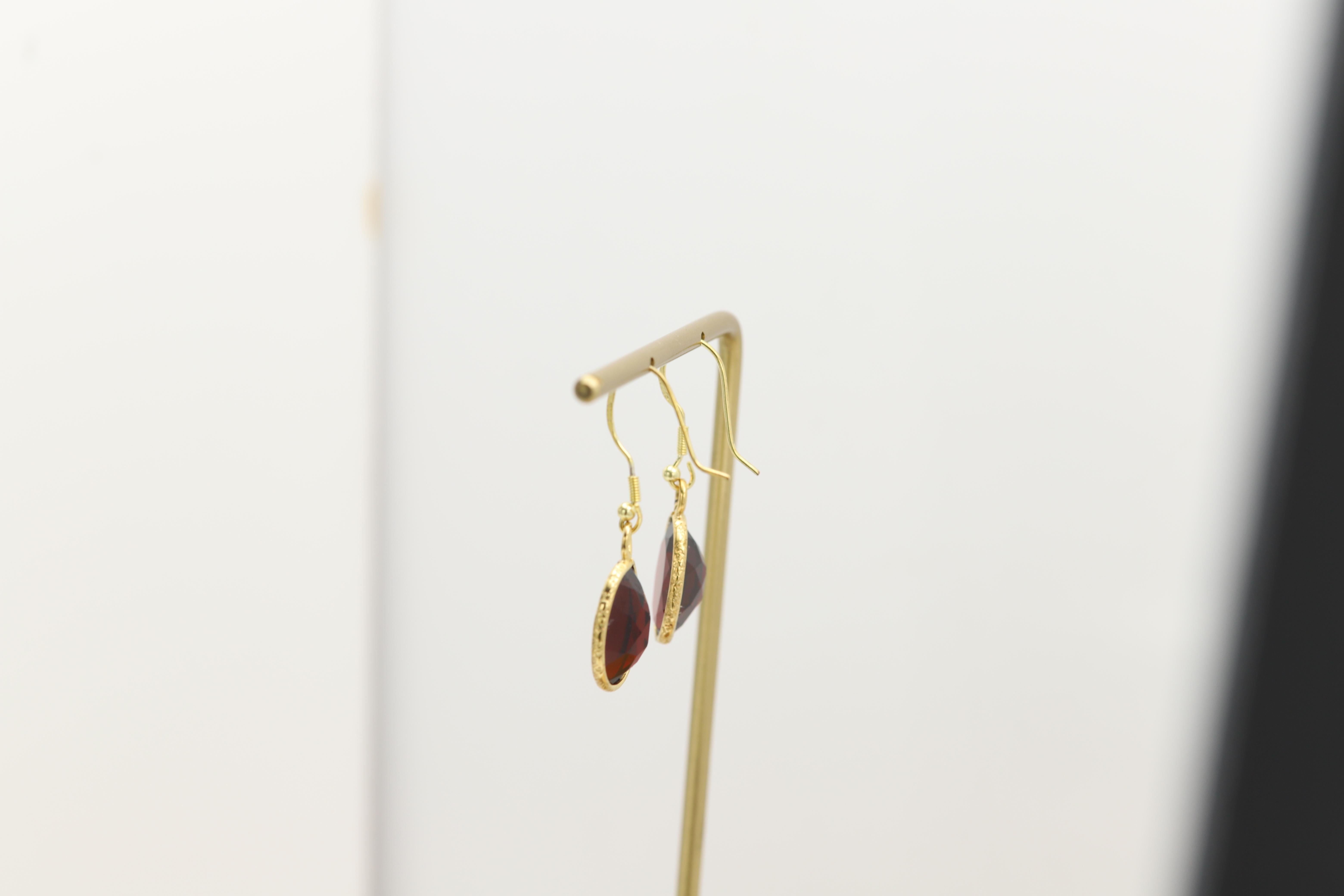 Taglio ovale Orecchini ovali di granato in oro giallo 14 carati e argento .925 in vendita