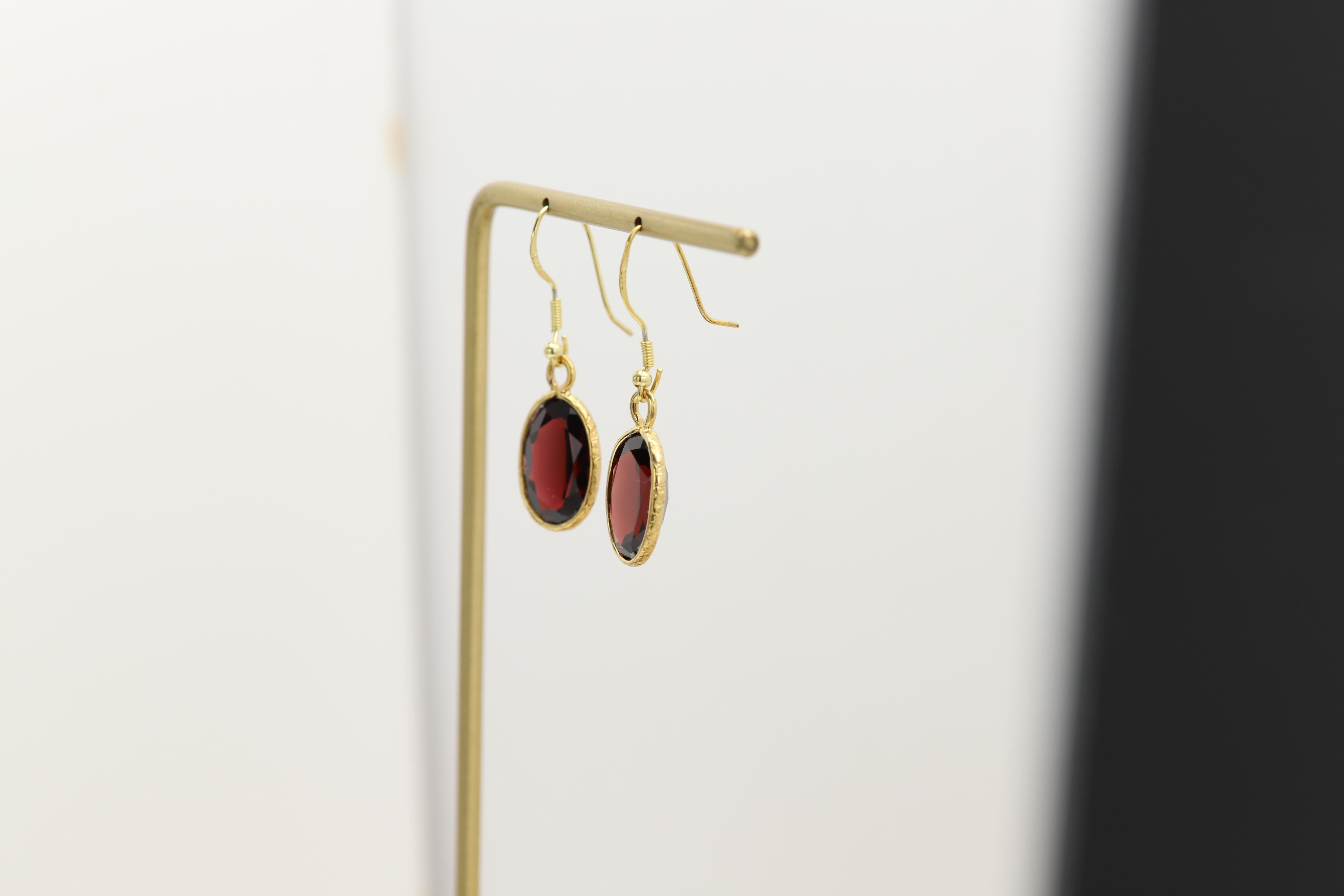Orecchini ovali di granato in oro giallo 14 carati e argento .925 In condizioni Nuovo in vendita a Brooklyn, NY