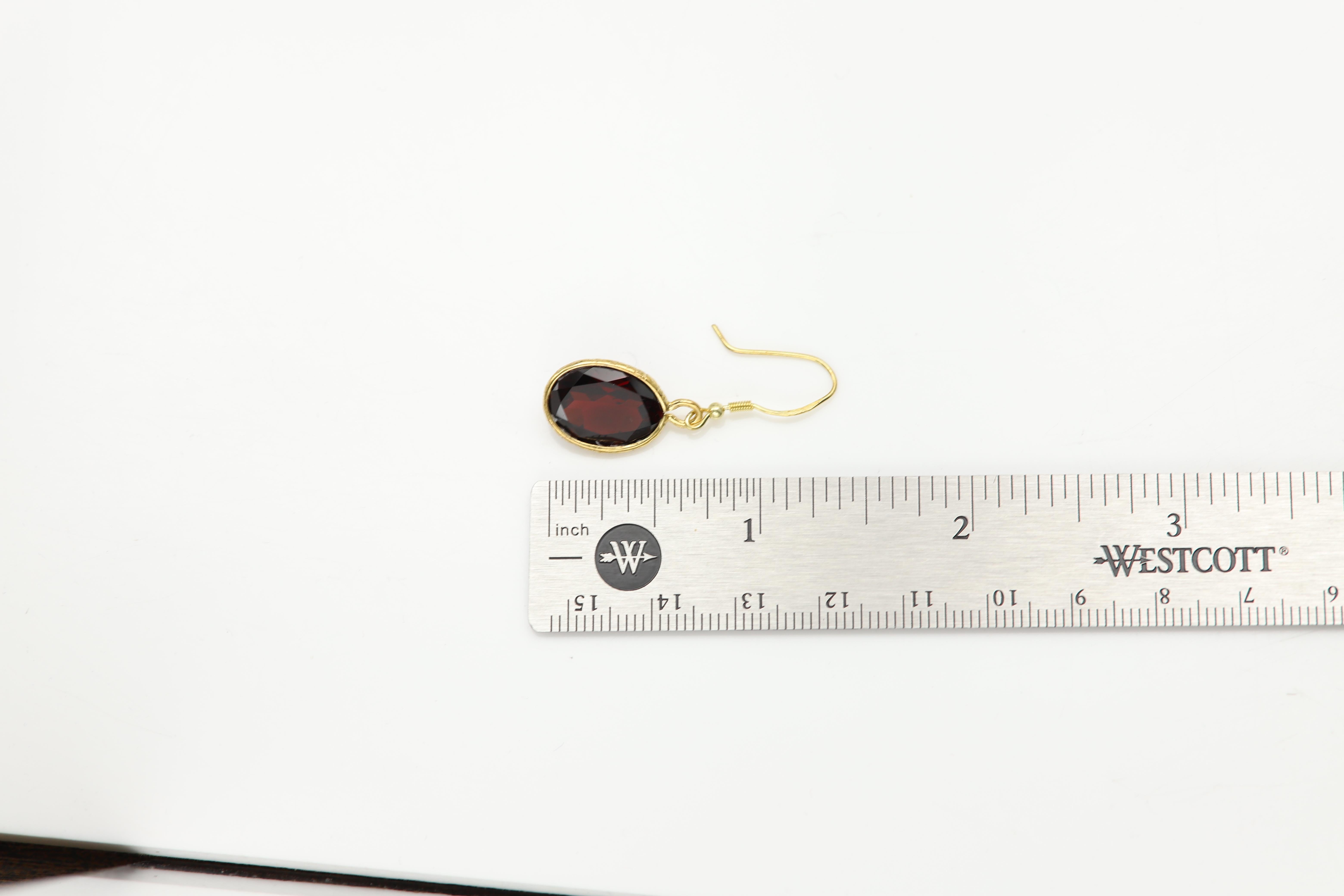 Orecchini ovali di granato in oro giallo 14 carati e argento .925 in vendita 3