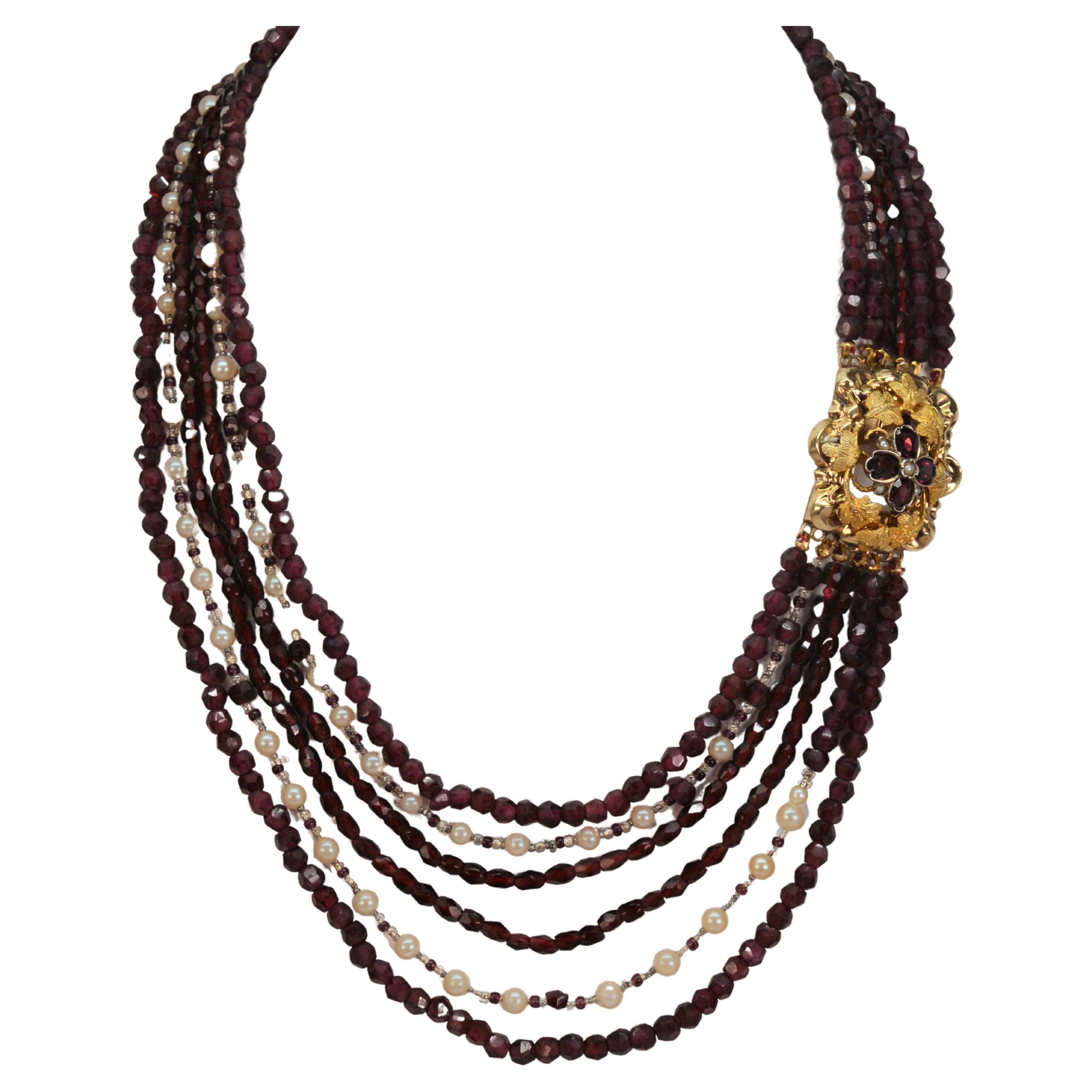 Mehrstrangige Granat-Perlen-Halskette mit ausgefallenem antikem Juwelenverschluss aus Gelbgold