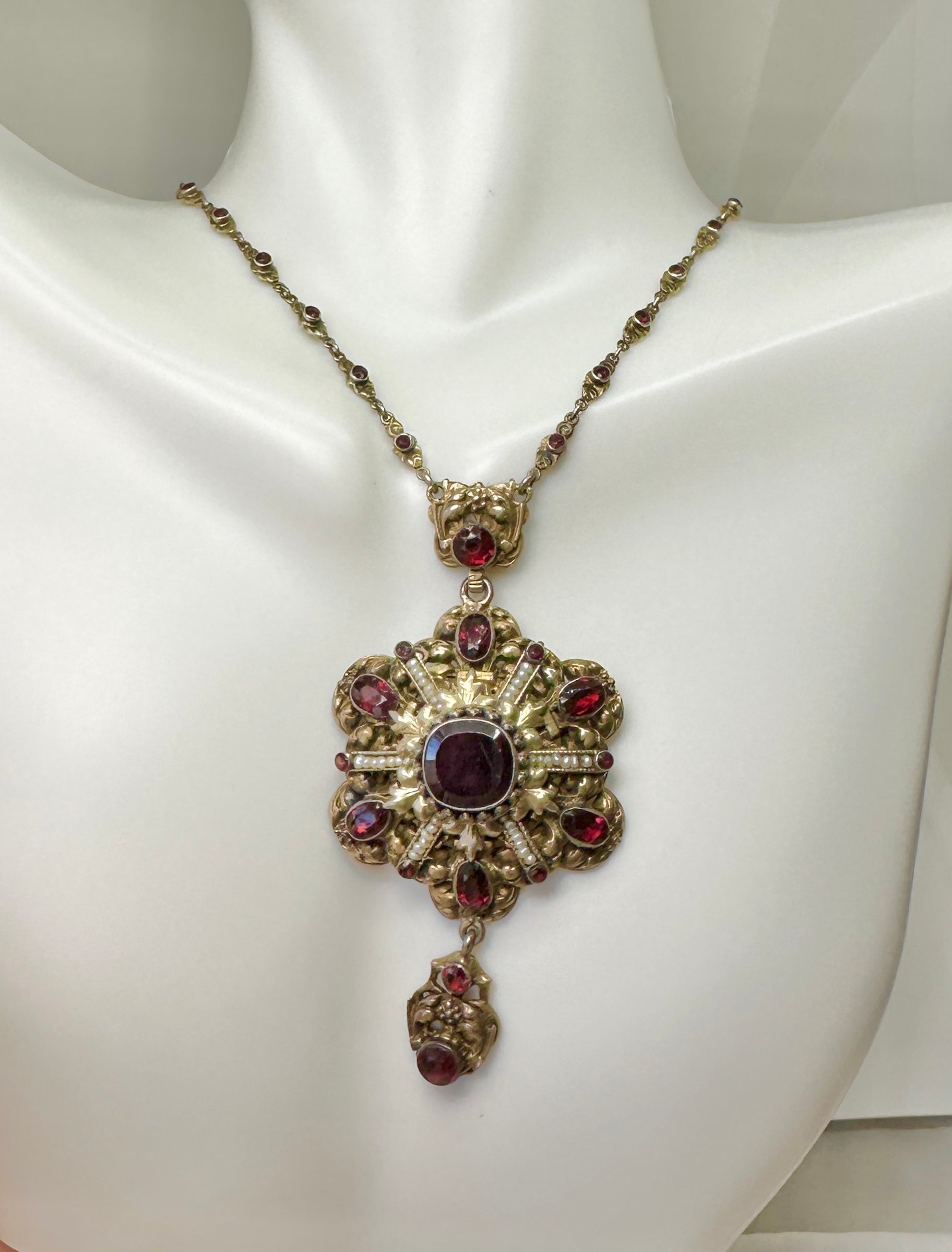 Antike Granat-Perlenkette österreichisch-ungarische Renaissance Revival-Revival-Blumenmotiv (Ovalschliff) im Angebot
