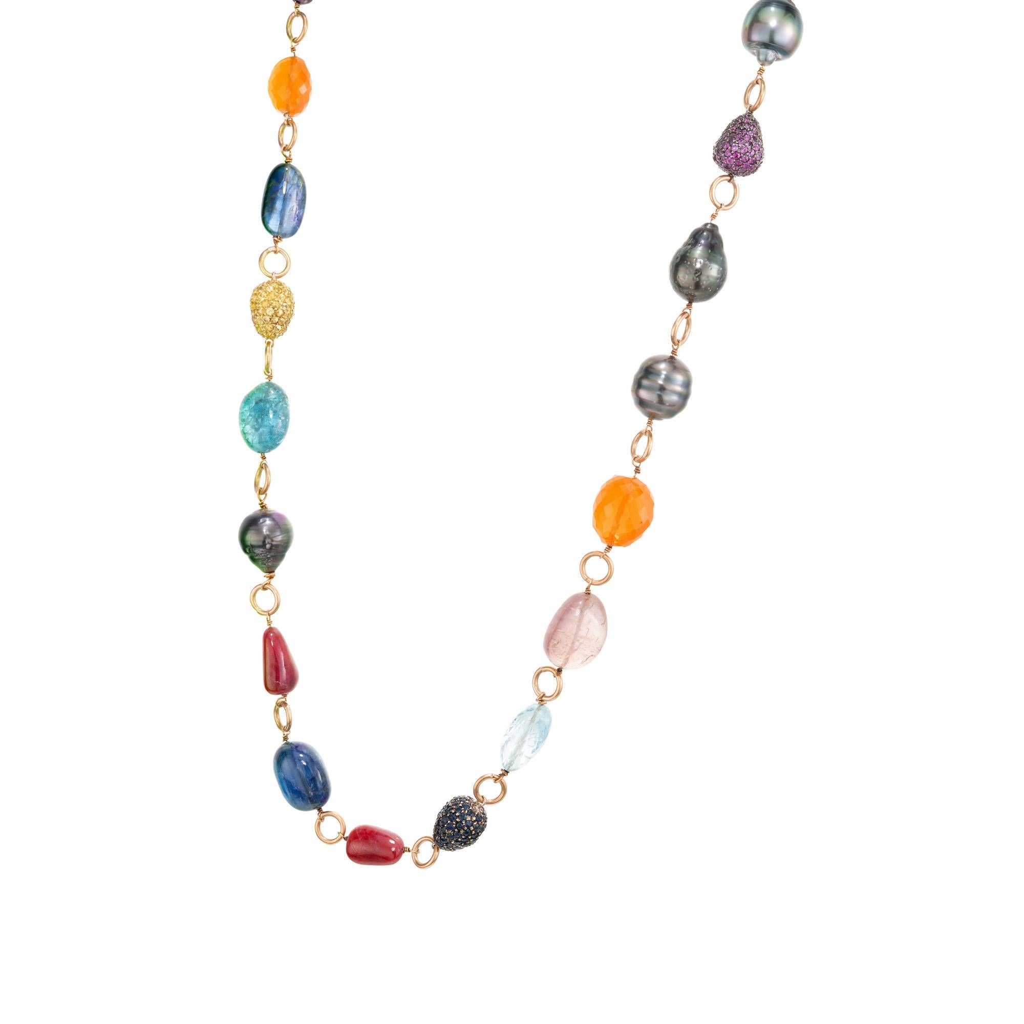 Handgefertigte Designer-Halskette von FJU aus 18 Karat Gelbgold. Abwechselnd getrommelte echte Steinperlen in hellen Farben, schwarze Perlen, naturfarbene Südseeperlen und mit Edelsteinen besetzte Perlen. Von der weiblichen Seite des Fangs. Grüner
