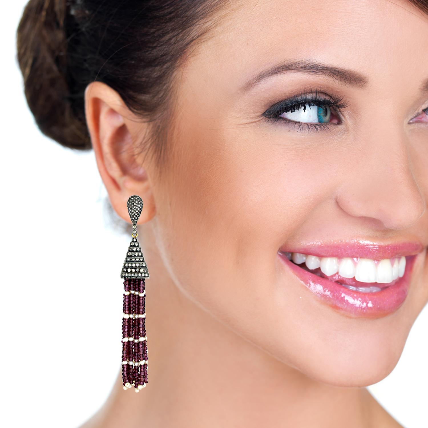 18k:1.8g,
Diamond:3.11ct,
Argento: 12,88 g,
Pearl:13.50ct,
Garnet:86.20ct
Dimensioni: 107X18MM