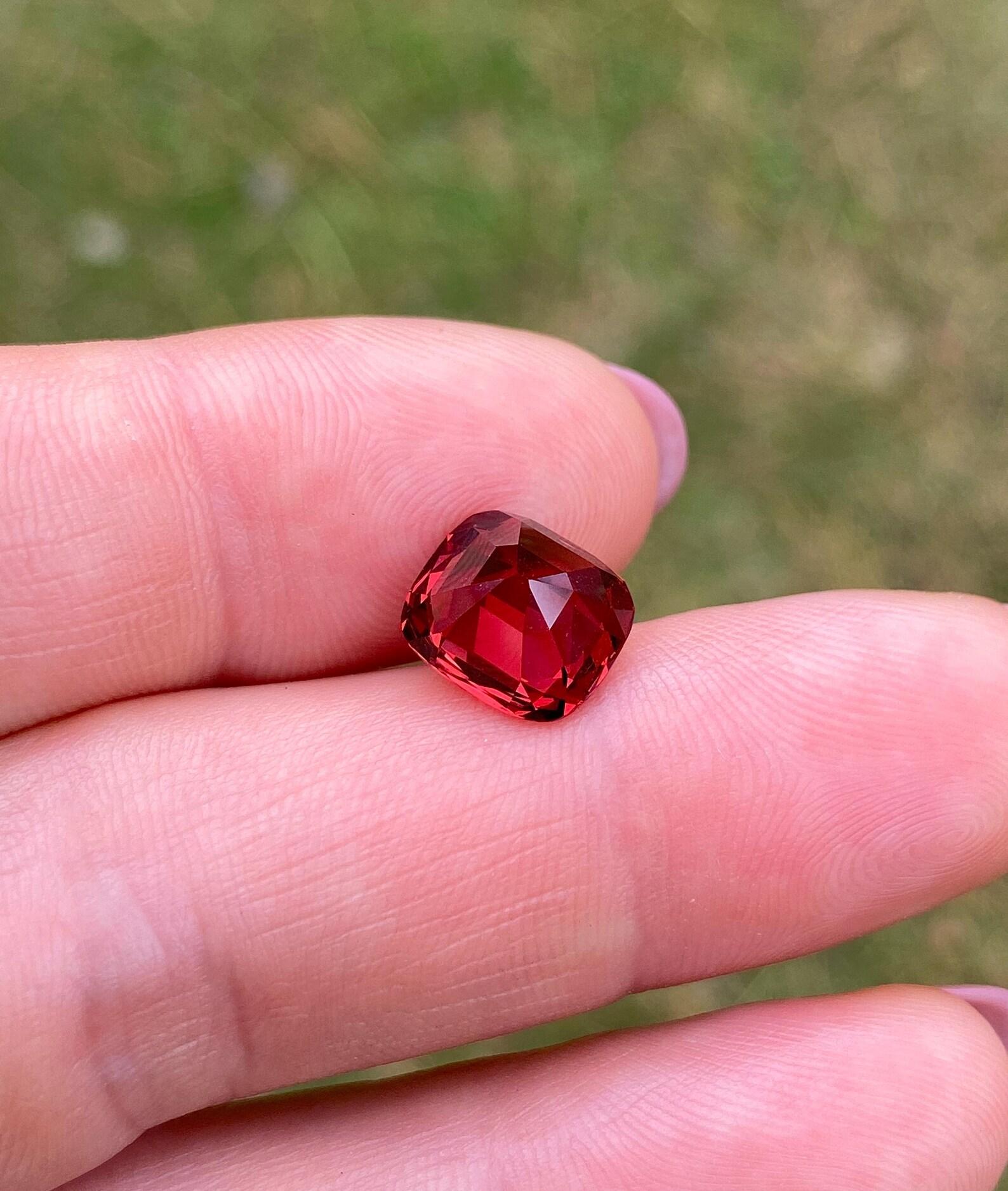Grenat Pyrope-Almandine-Spessartine pierre naturelle 4.60 Ct, taille coussin en vente 1