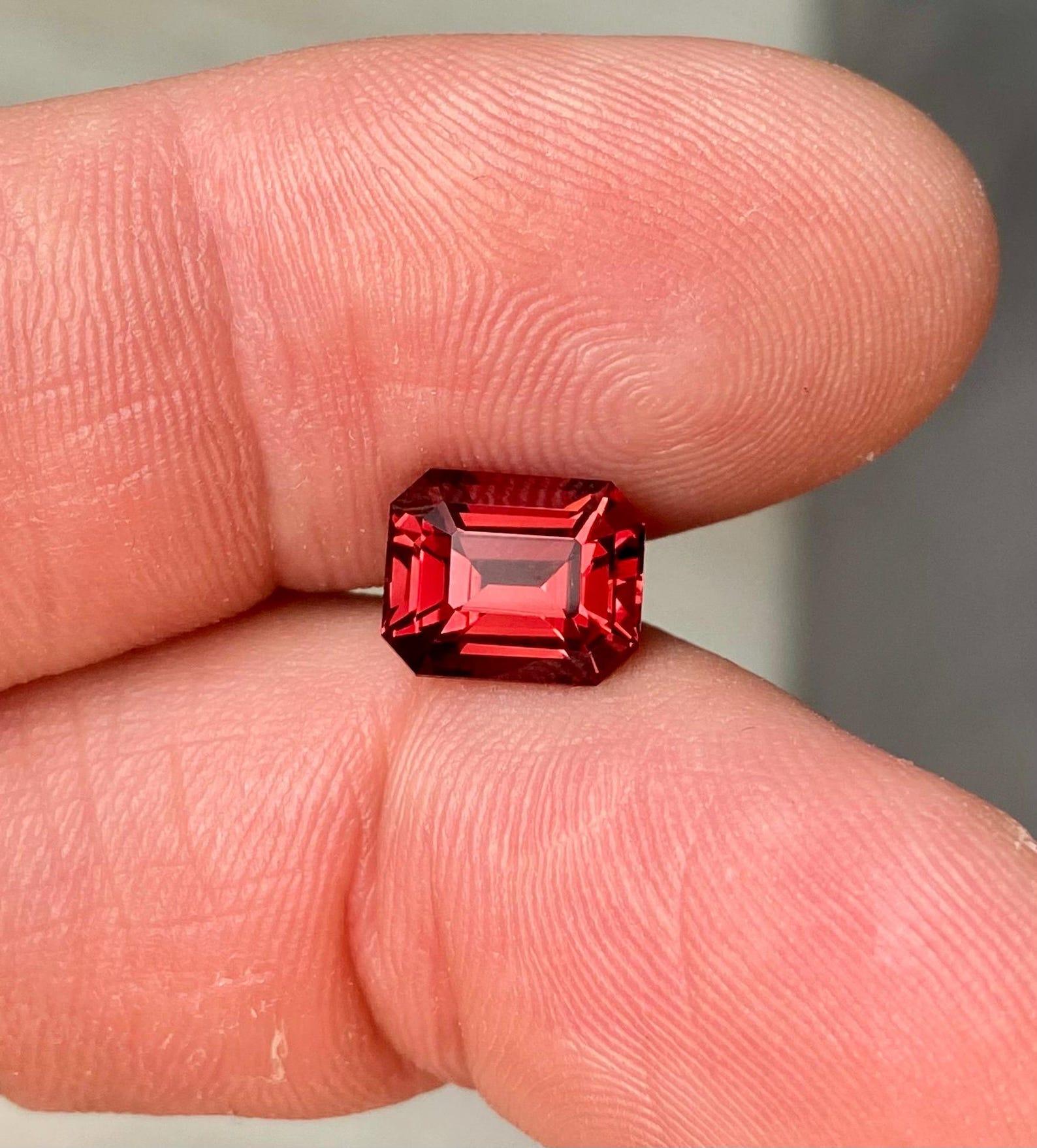 Taille octogone Garnet rhodolite, pierre précieuse naturelle non sertie de 3,79 carats, octogonale, Tanzanie, certificat en vente