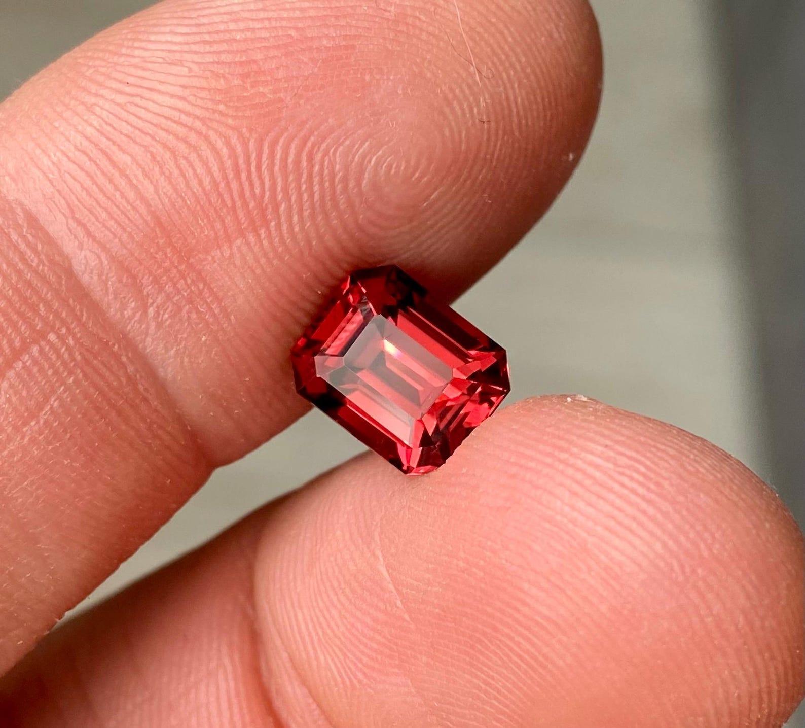 Garnet rhodolite, pierre précieuse naturelle non sertie de 3,79 carats, octogonale, Tanzanie, certificat en vente 4