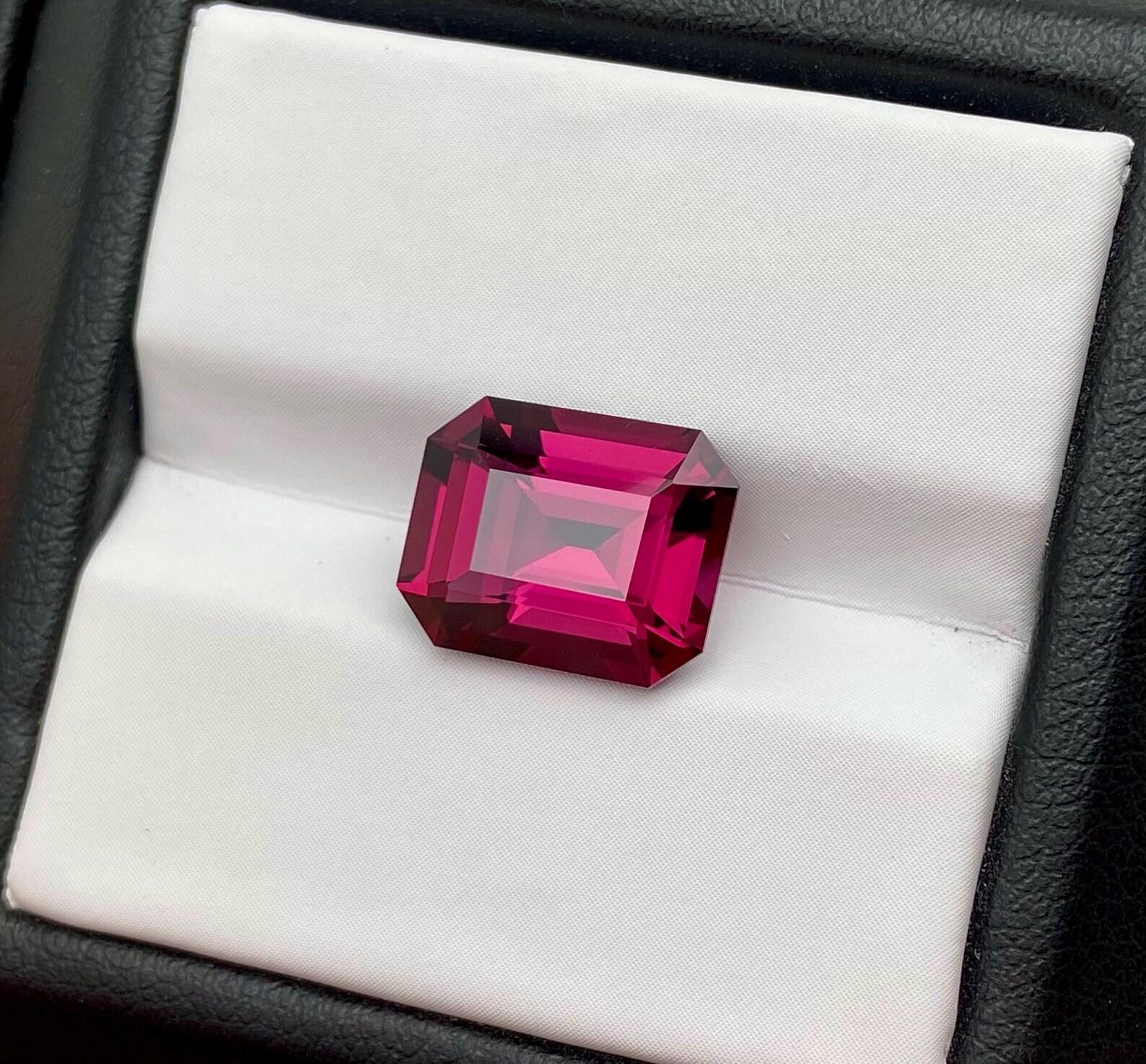 Femenino o masculino Garnet Rhodolite Loose 5.80 Ct., natural gemstone, Octagon cut, Origin Tanzania en venta
