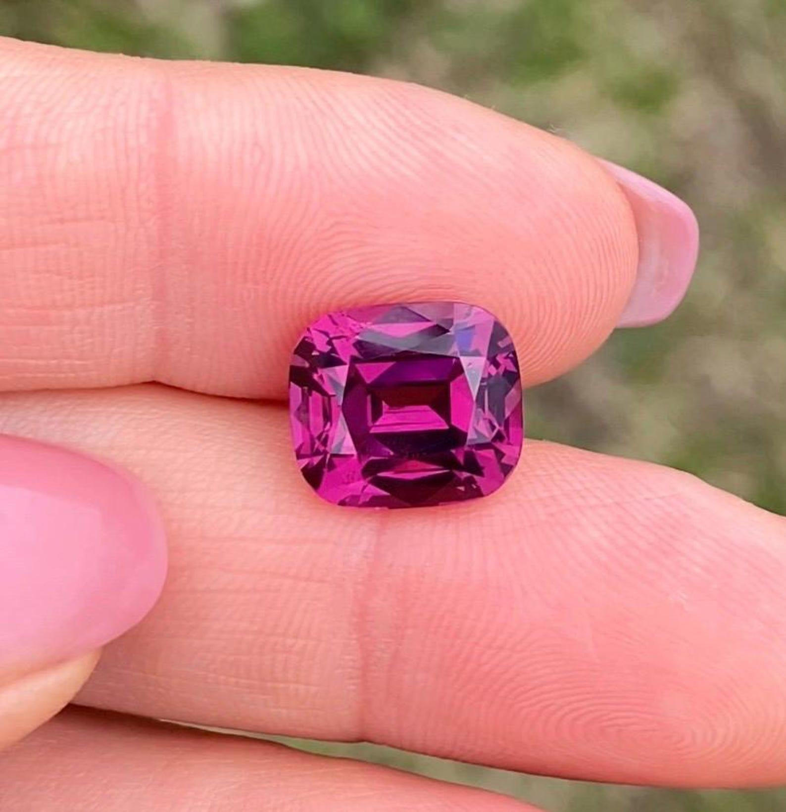 Garnet Rhodolite Losse 8.15Ct natural gemstone, Cushion cut, Tanzania, GIA In New Condition For Sale In Daugavpils, LV