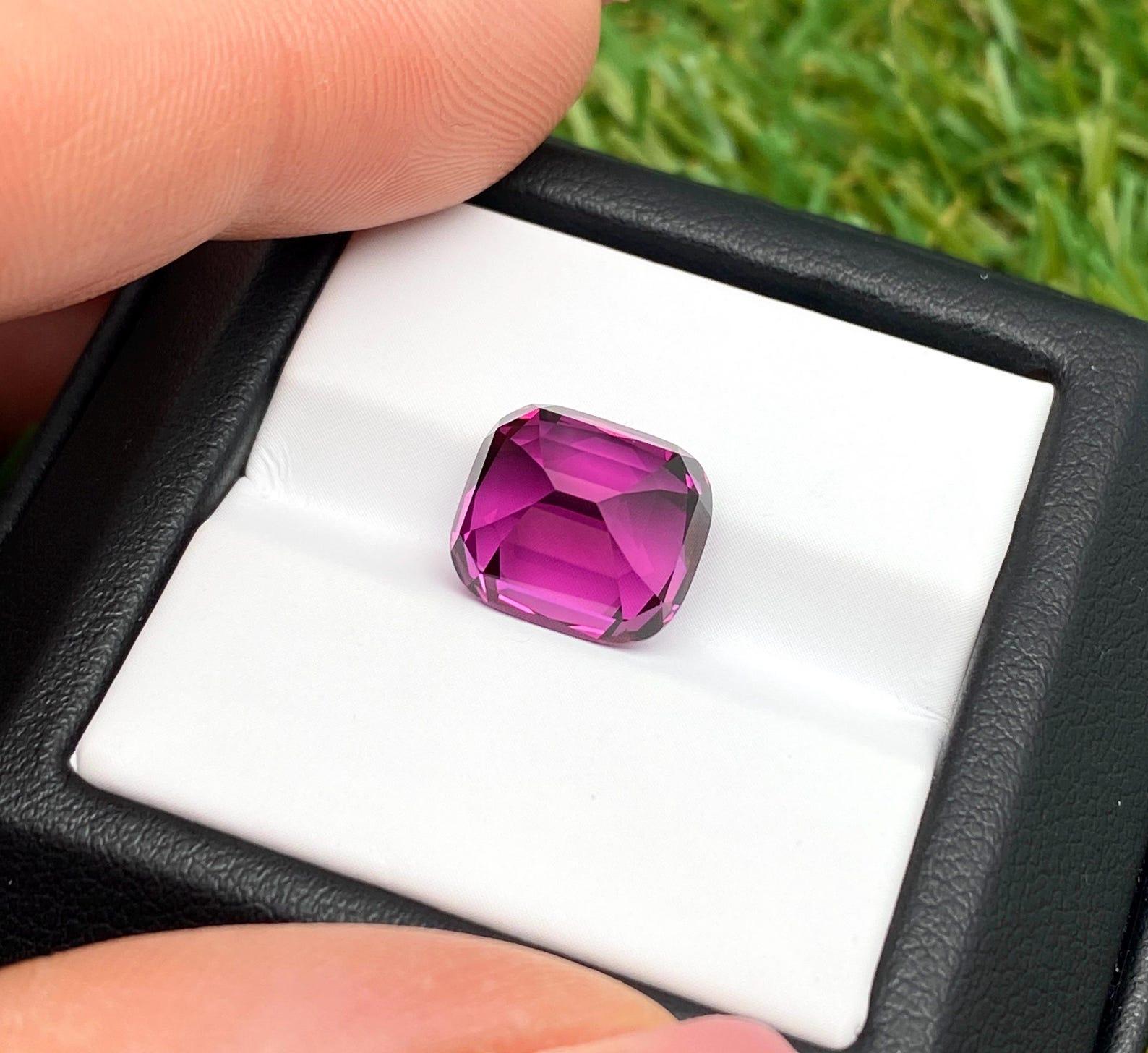 Women's or Men's Garnet Rhodolite Losse 8.15Ct natural gemstone, Cushion cut, Tanzania, GIA For Sale