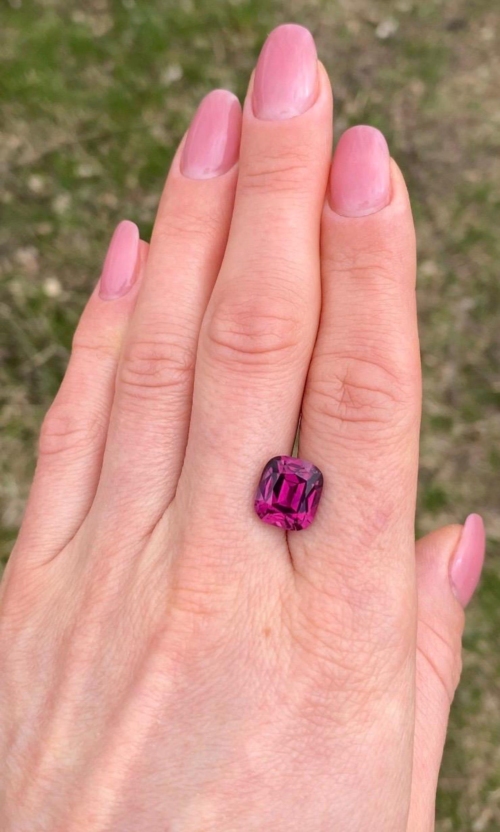 Garnet Rhodolite Losse 8.15Ct natural gemstone, Cushion cut, Tanzania, GIA For Sale 1