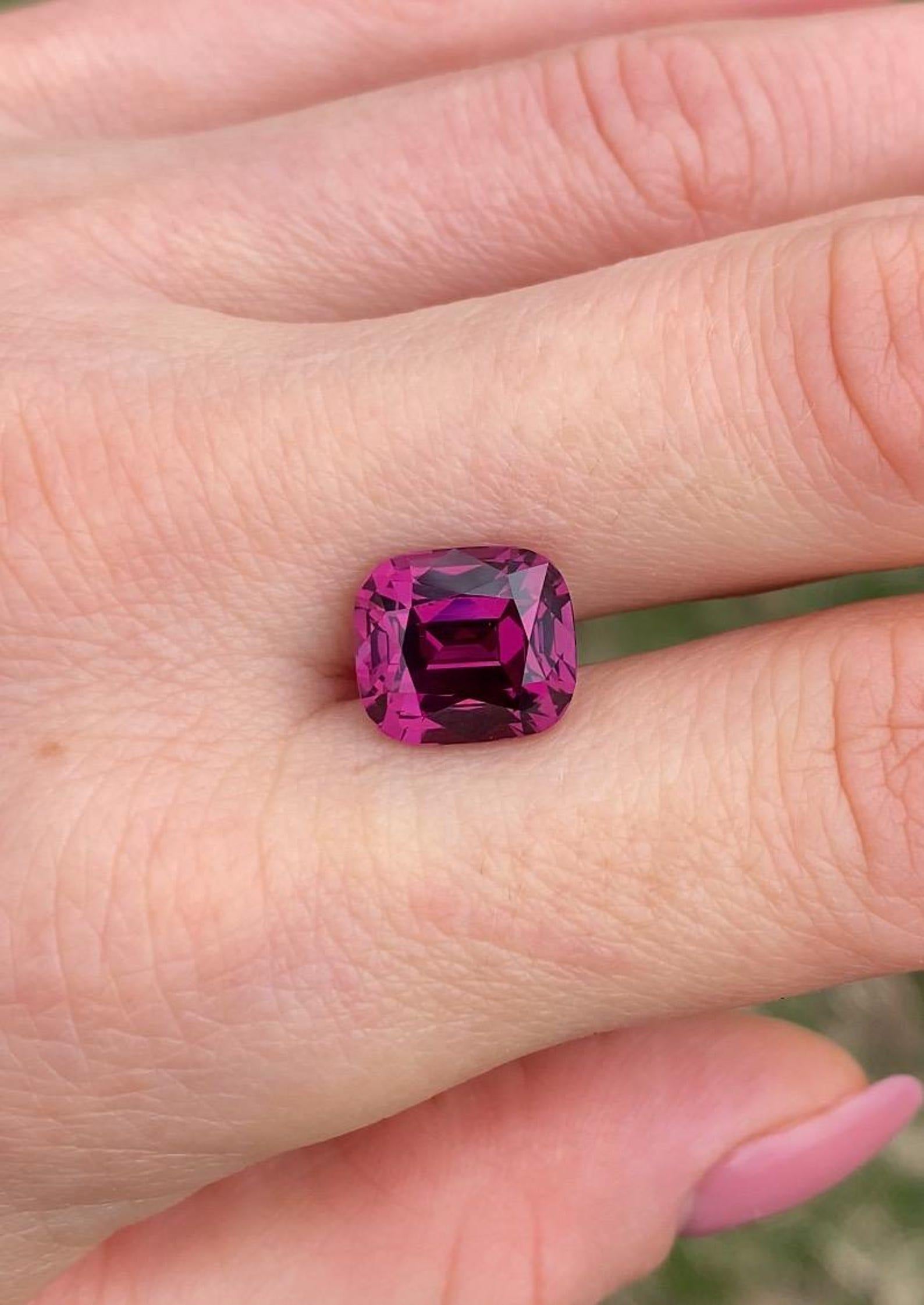 Garnet Rhodolite Losse 8.15Ct natural gemstone, Cushion cut, Tanzania, GIA For Sale 2