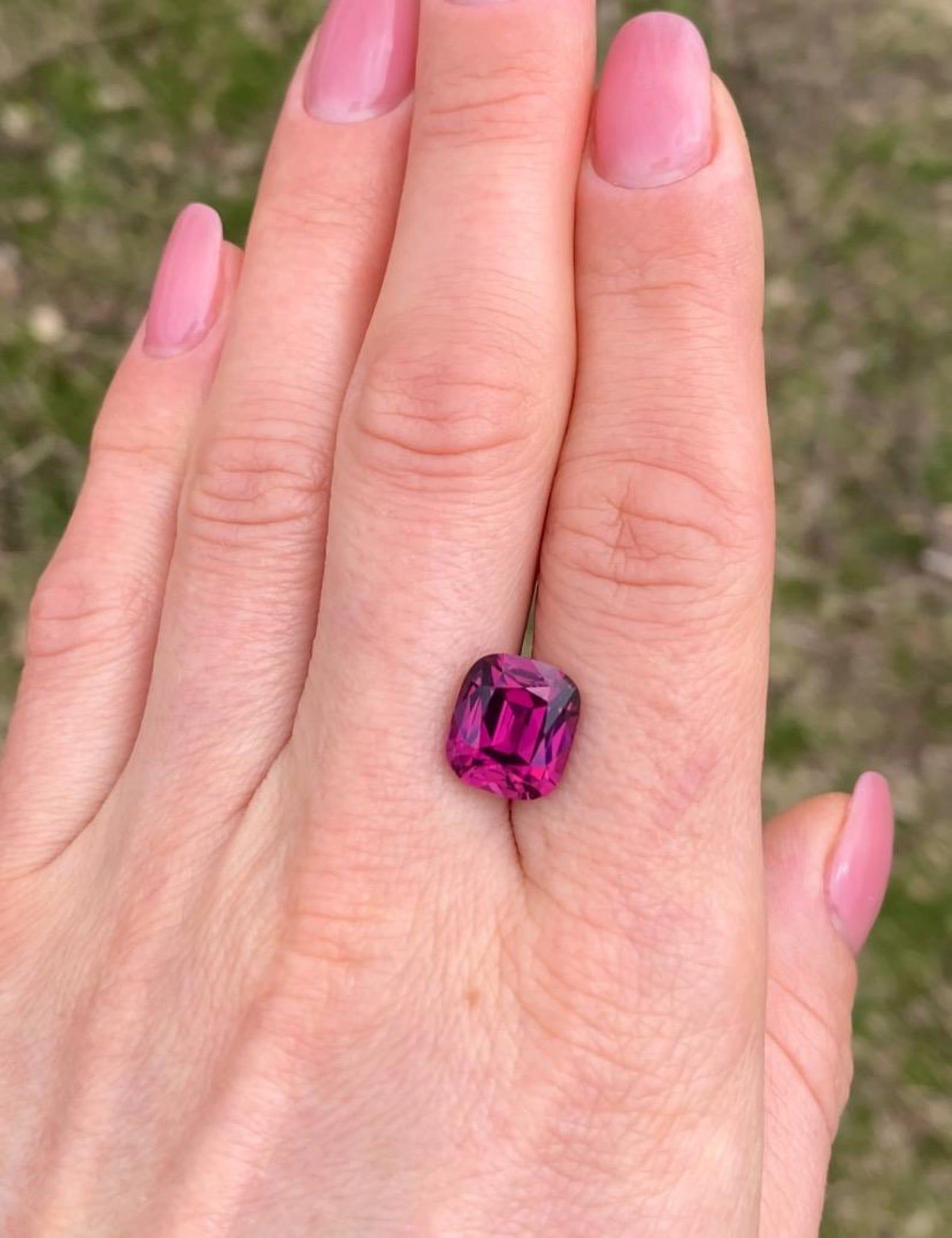 Garnet Rhodolite Losse 8.15Ct natural gemstone, Cushion cut, Tanzania, GIA For Sale 3