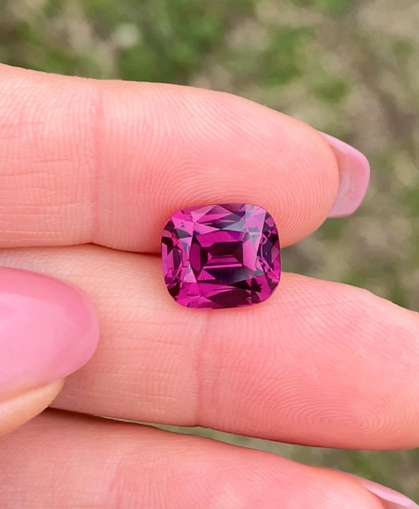Garnet Rhodolite Losse 8.15Ct natural gemstone, Cushion cut, Tanzania, GIA For Sale 4