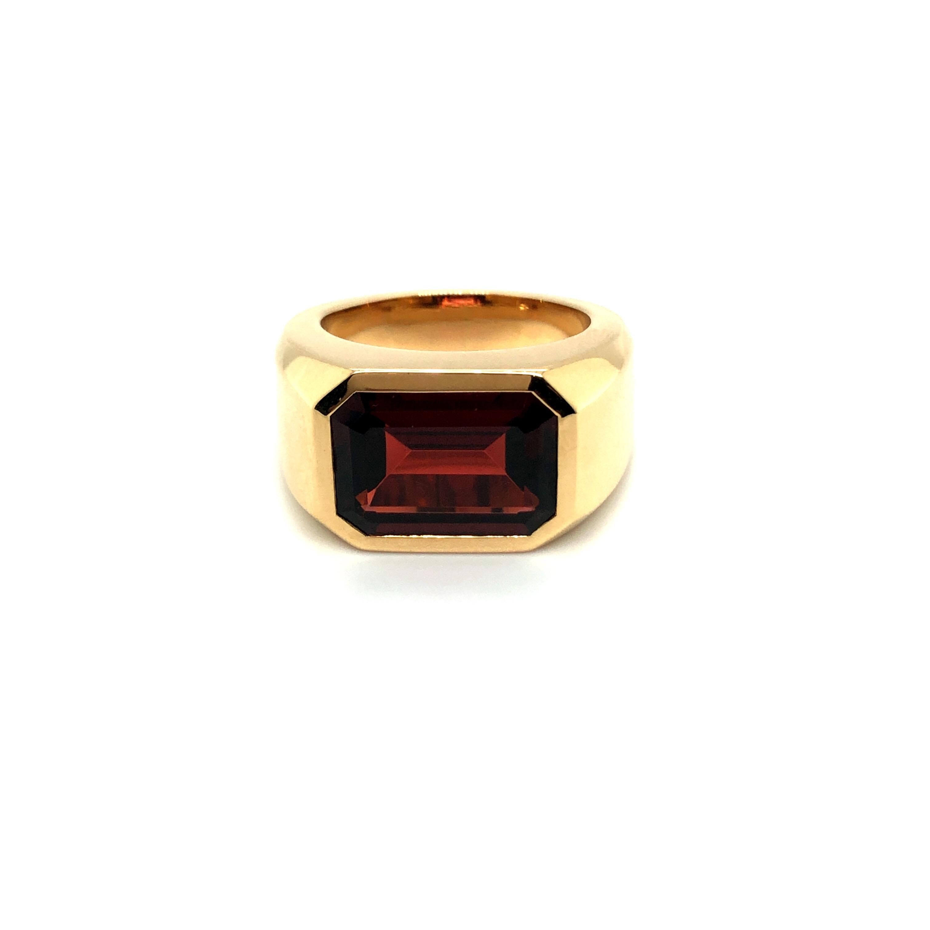 Ring aus 18 Karat Gelbgold mit rotem Granat von Péclard (Zeitgenössisch)