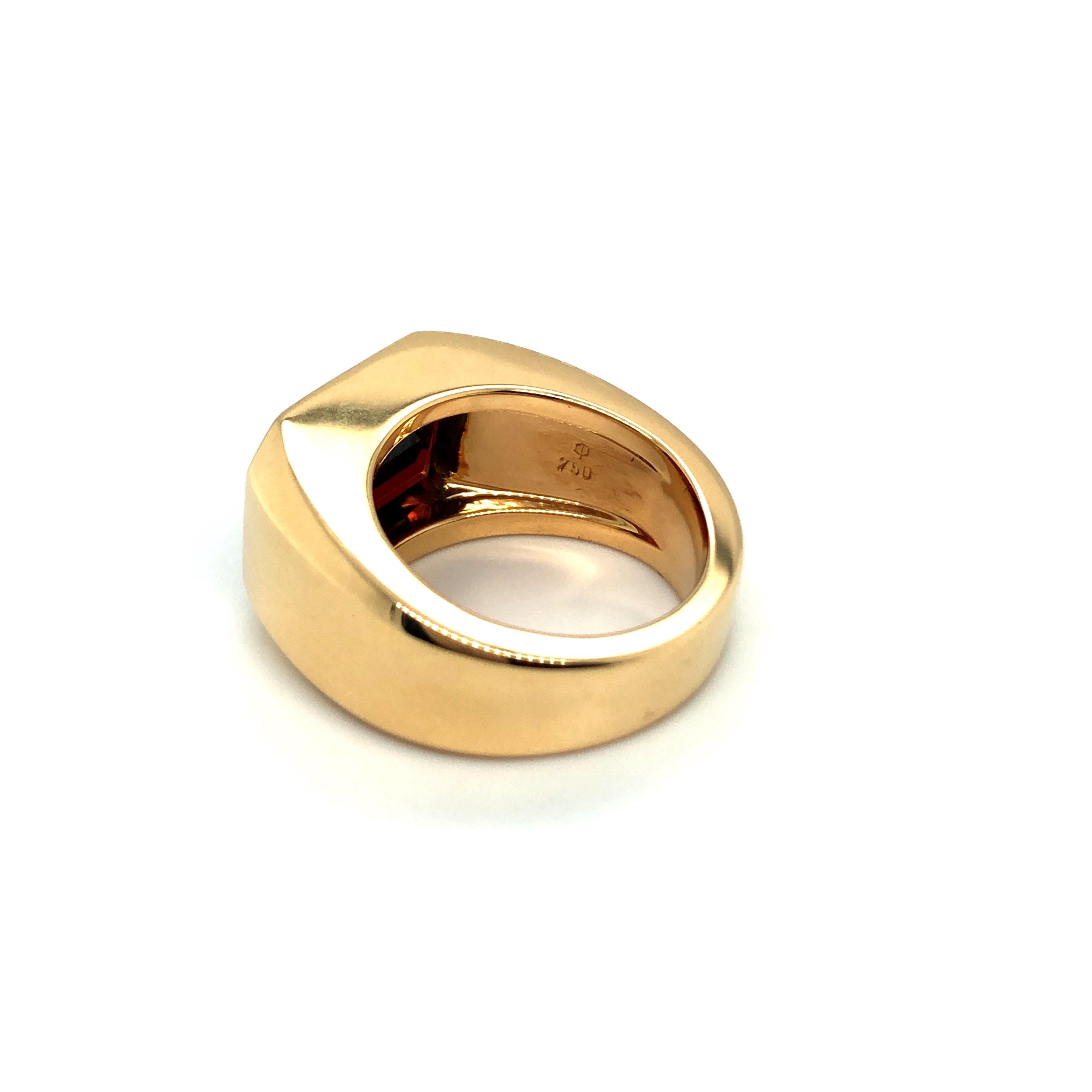 Ring aus 18 Karat Gelbgold mit rotem Granat von Péclard (Smaragdschliff)