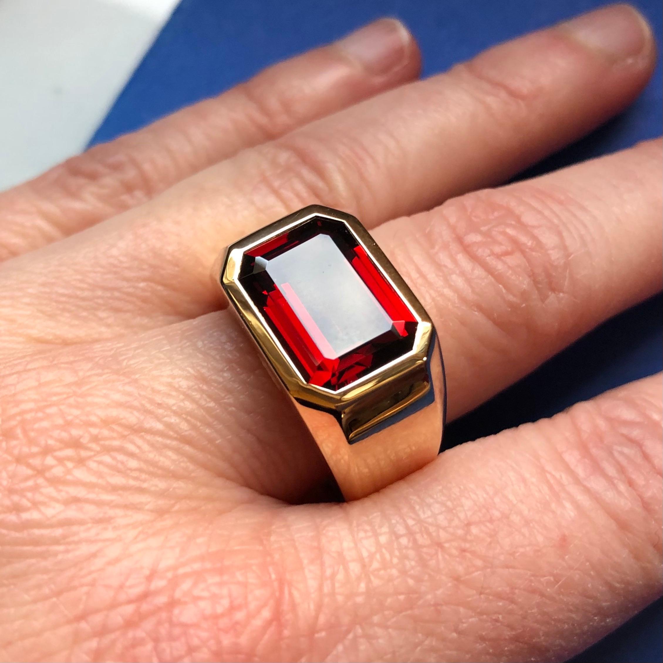 Ring aus 18 Karat Gelbgold und rotem Granat des renommierten Schweizer Juweliers Péclard.
Dieser Statement-Ring zeigt einen feuerroten Granat von tadelloser Qualität mit einem Gewicht von etwa 6,4 Karat.
Die kühne Ringfassung ist aus 18 Karat