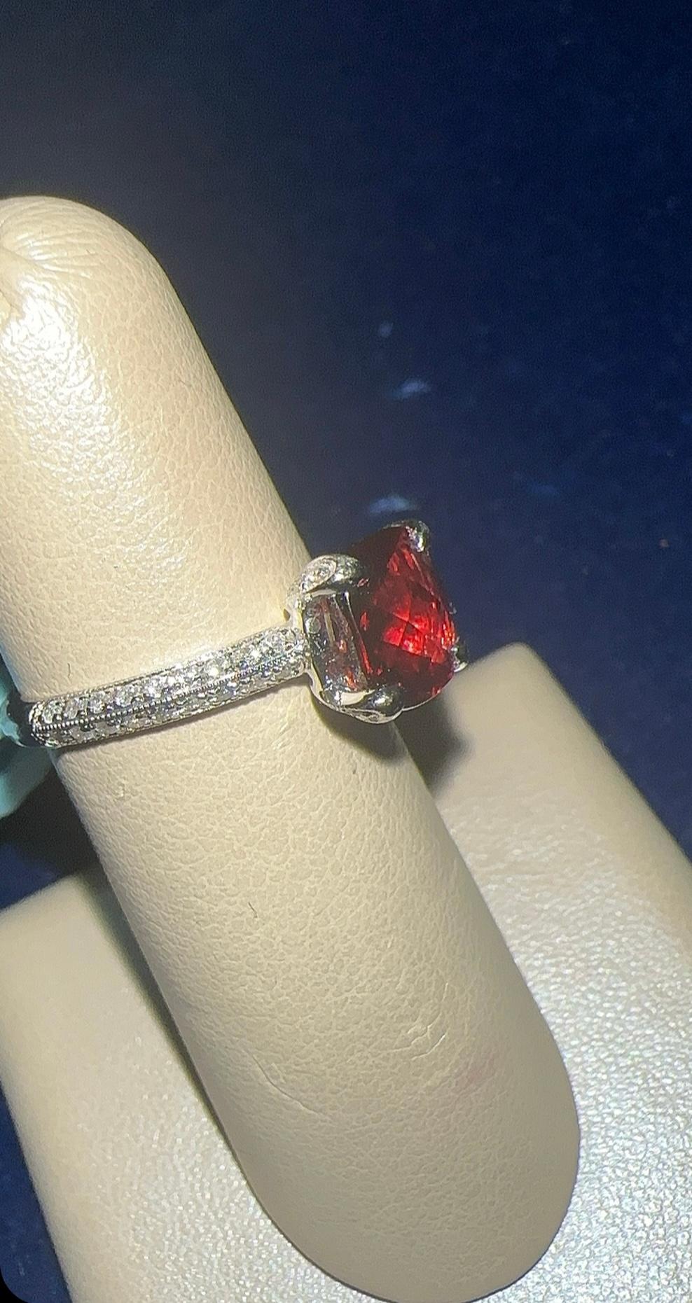 Taglio cuscino Anello di granato in vendita