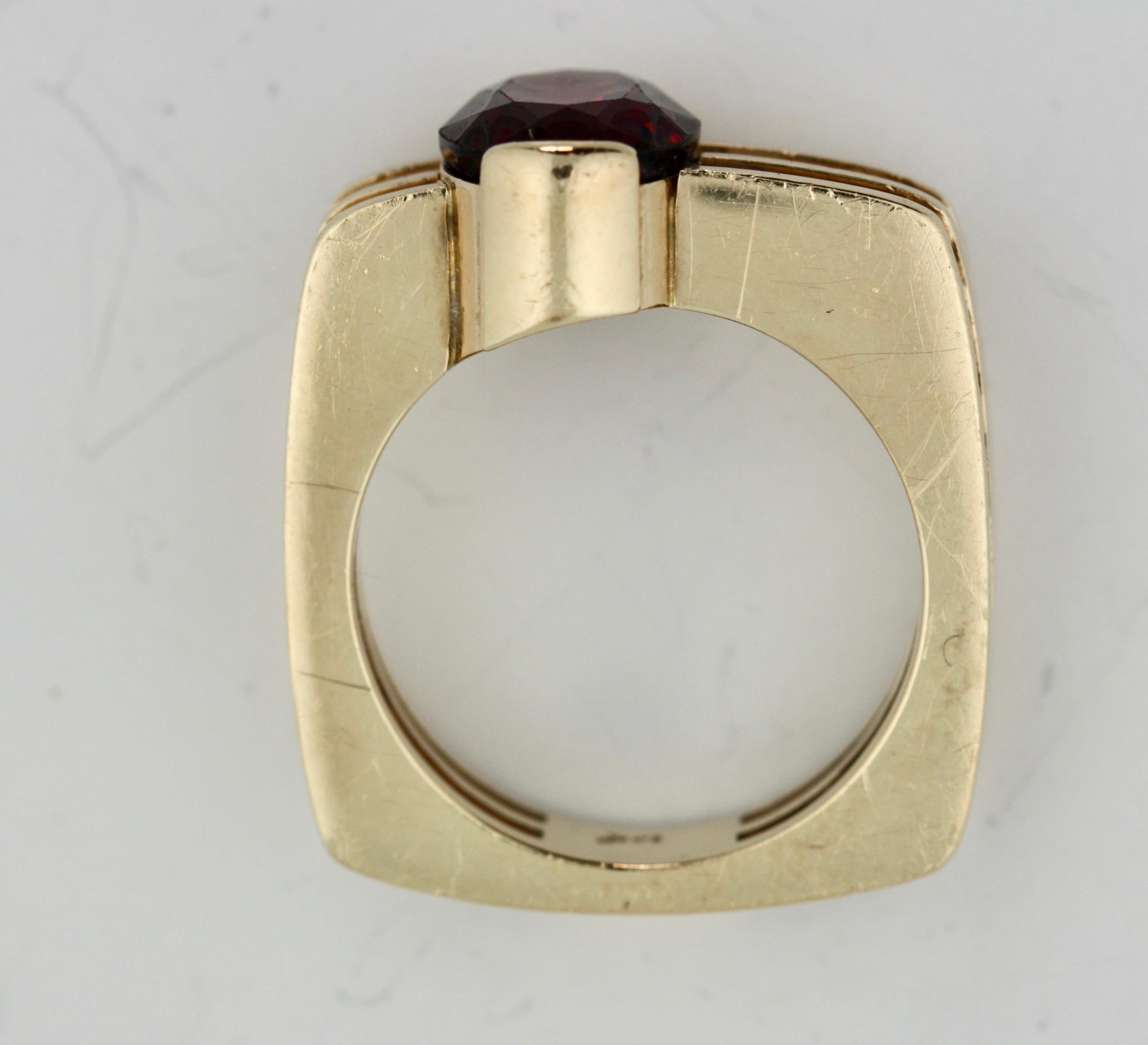 Round Cut Garnet Ring Mounted in 14 Karat Yellow Gold For Sale