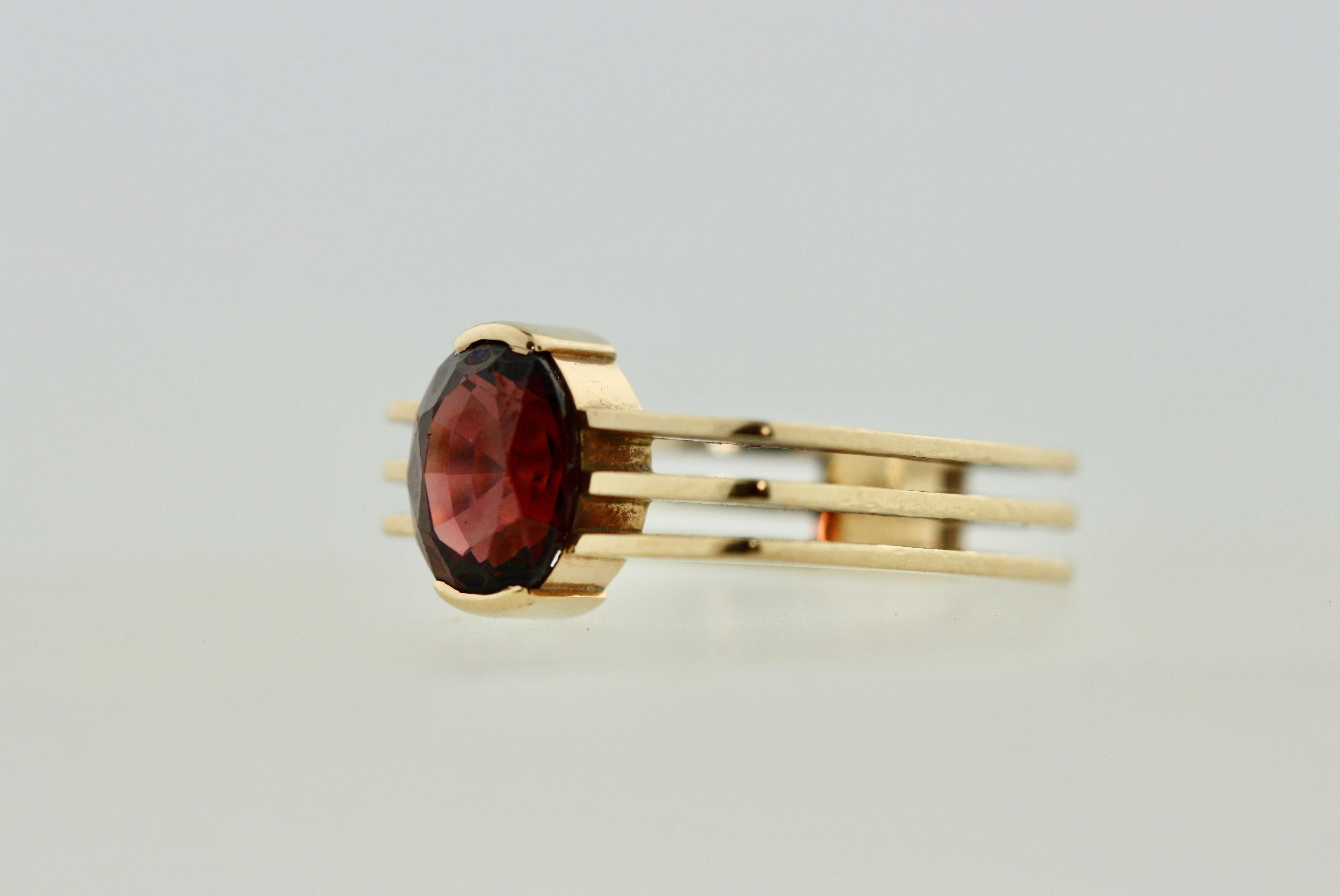 Garnet Ring Mounted in 14 Karat Yellow Gold In Good Condition For Sale In Palm Beach, FL
