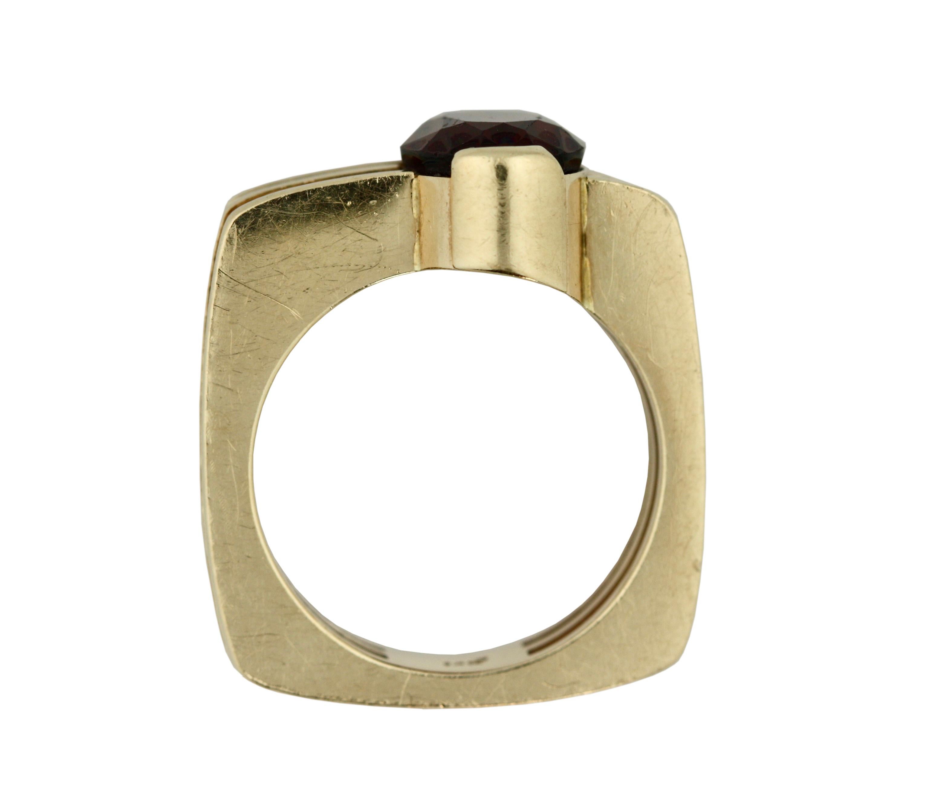 Femenino o masculino Anillo de Granate Montado en Oro Amarillo de 14 Kilates en venta