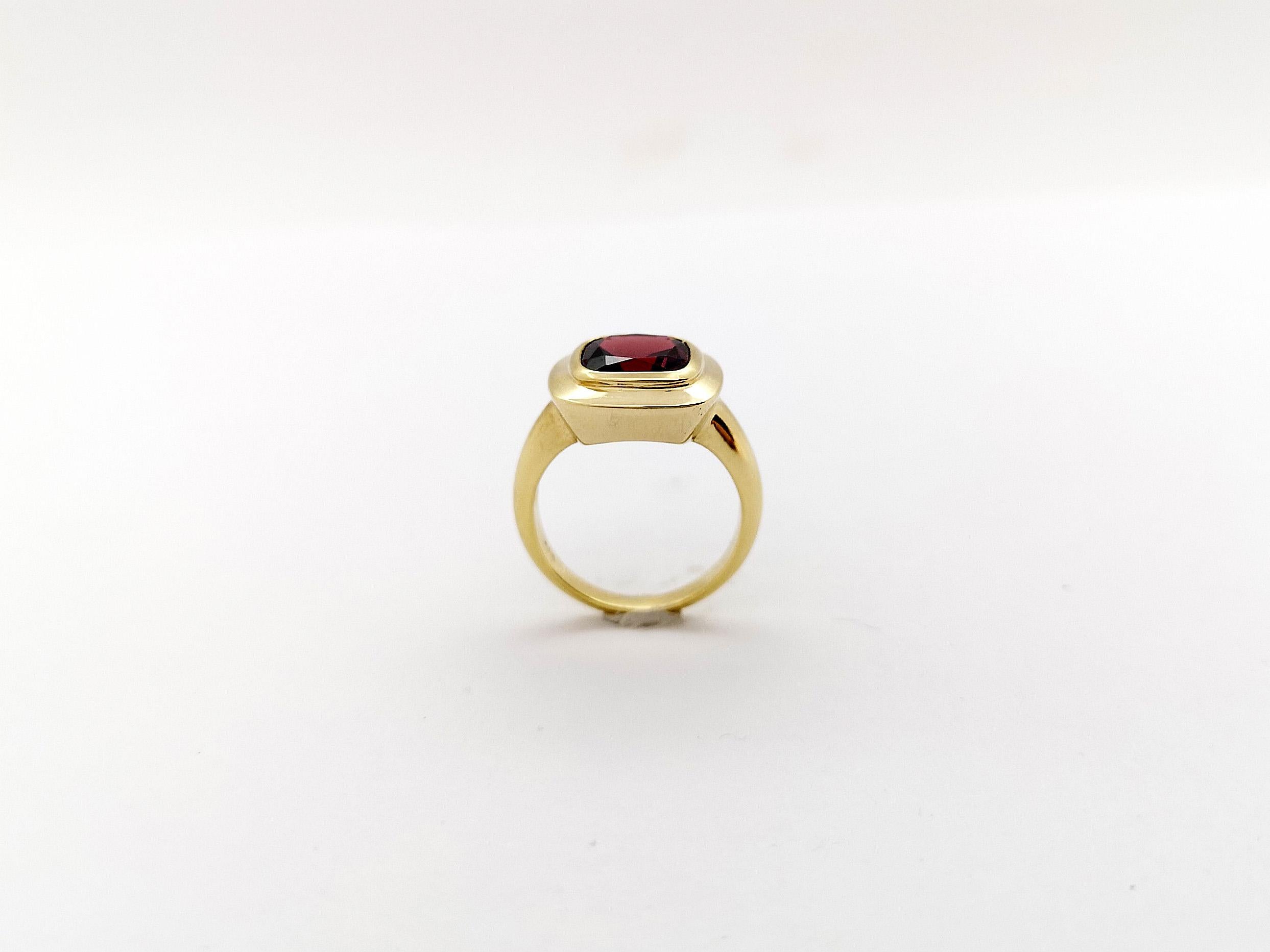 Garnet Ring set in 14K Gold Settings For Sale 4