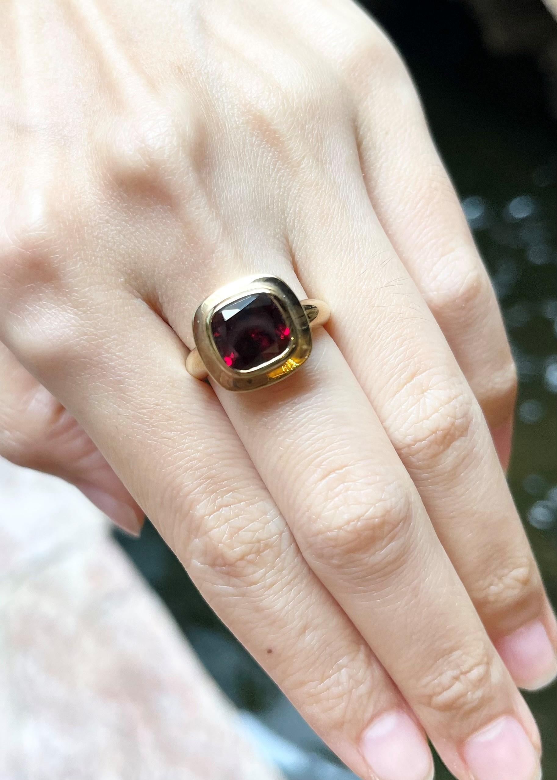Garnet 3.45 carats Ring set in 14K Gold Settings

Width:  1.3 cm 
Length: 1.3 cm
Ring Size: 51
Total Weight: 6.08 grams

